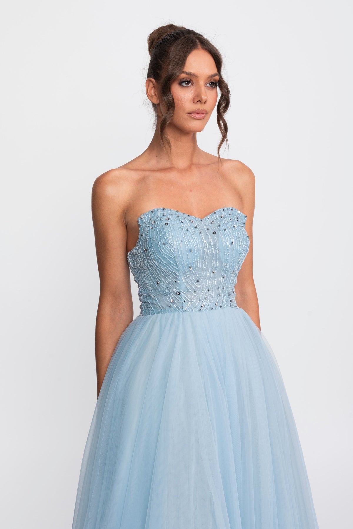Tüll-Ballkleid mit trägerlosem Schnitt und Paillettenverzierungen - Hellblau 