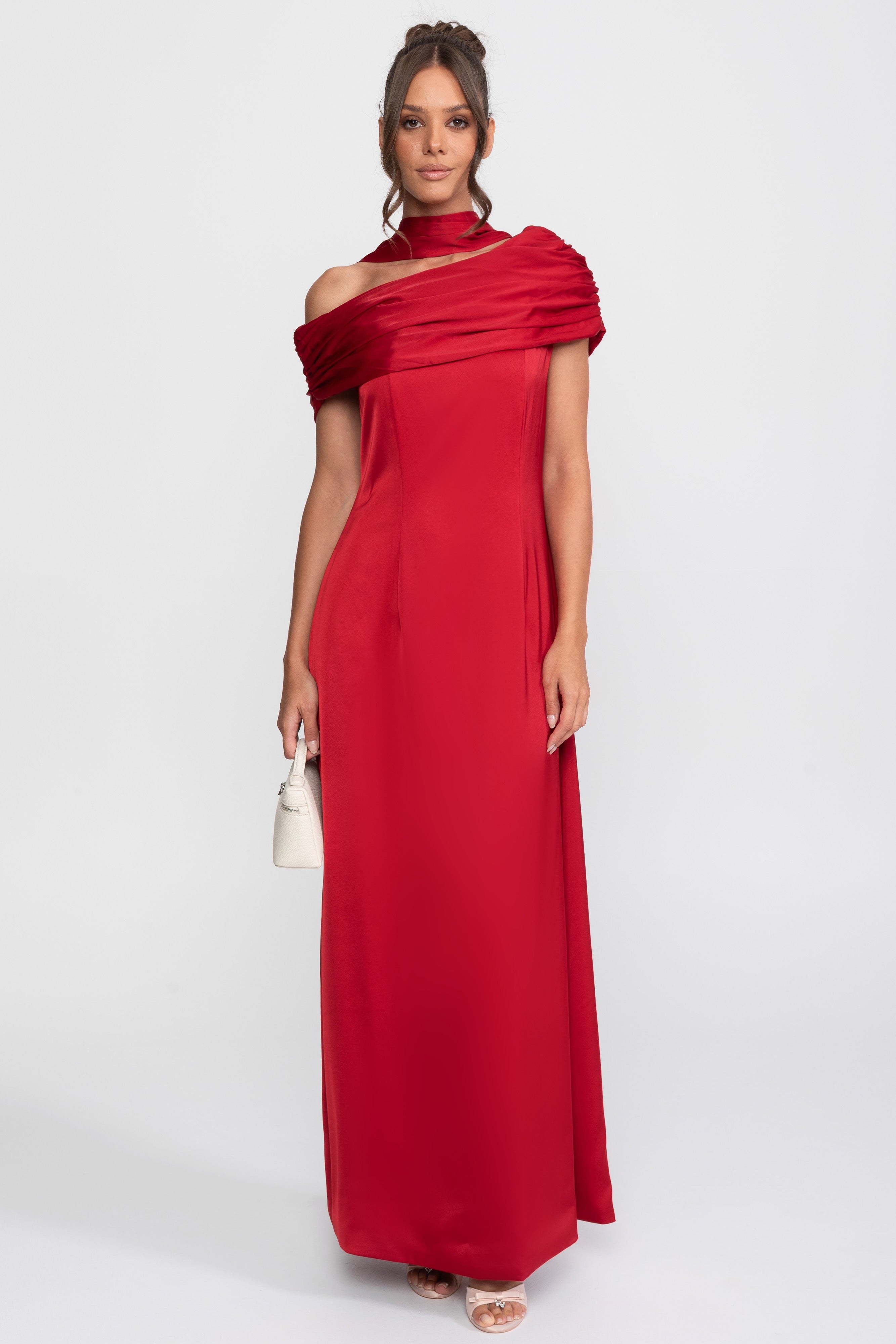 Ein Schulterfreies, Drapiertes Satin-Abendkleid Mit Raffierter Wickeloptik – Rot 