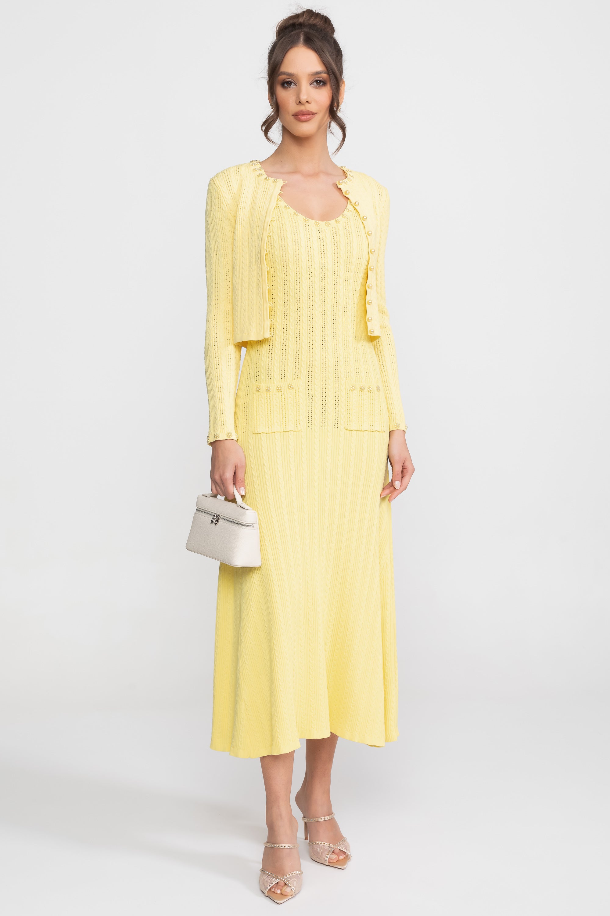 Rippenstrick-Kleid- und Cardigan-Set mit Perlenknopf-Details – Gelb 