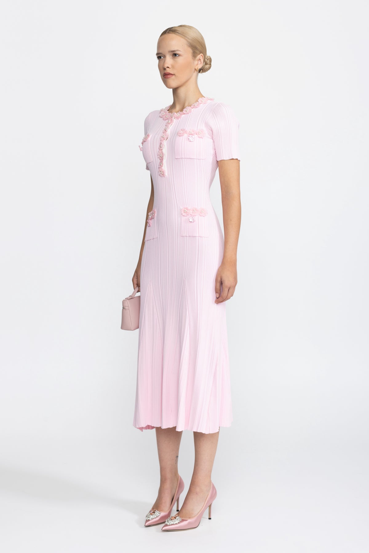 Geripptes Midi-Kleid aus Strick mit Blumenapplikation - Pink 