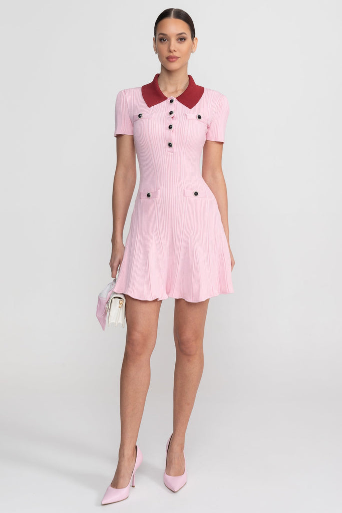 Geripptes Mini-Kleid mit kurzen Ärmeln, kontrastierendem Kragen und Knopfdetail vorne - Blush Pink 