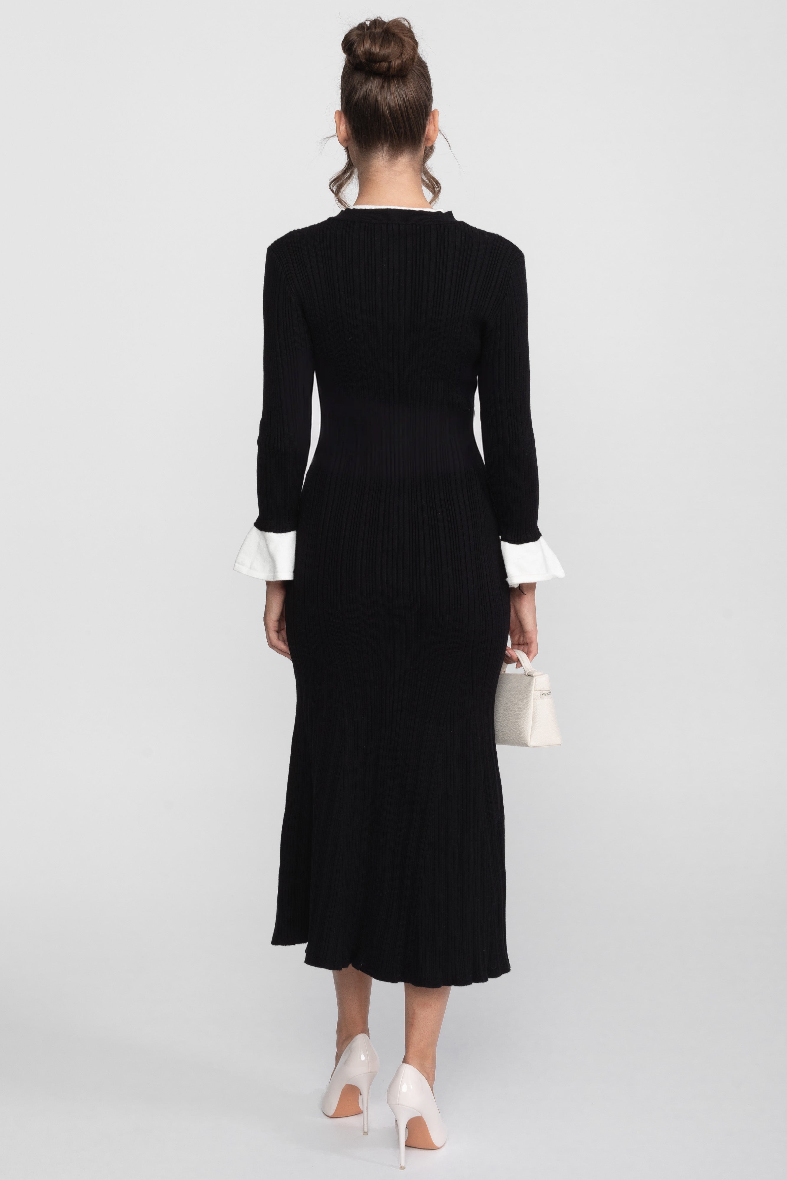 Geripptes Strick-Midi-Kleid mit weißen Manschetten und Kragen - Schwarz 