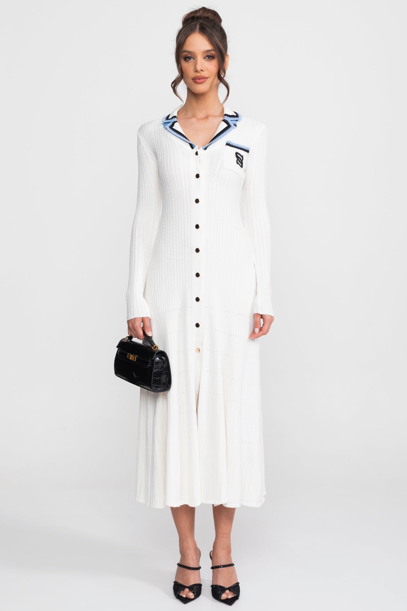Langärmliges Strick-Midi-Kleid mit Polokragen und Monogramm-Patch - Weiß 