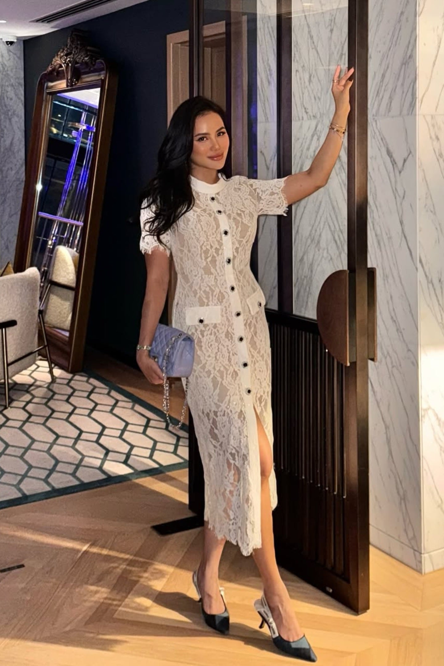 Elegantes Spitzenkleid mit kurzen Ärmeln und passendem Taillengürtel - Weiß 