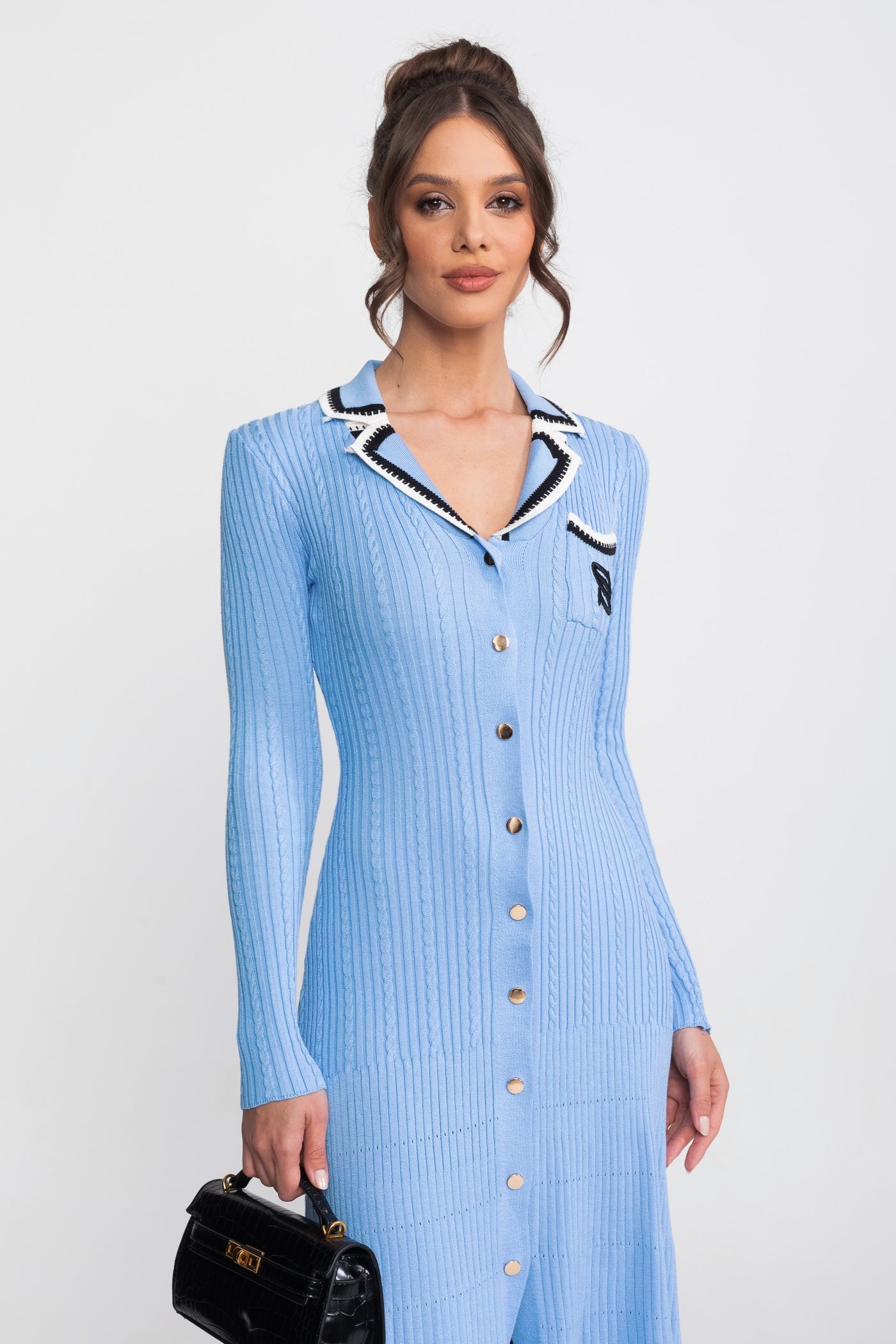 Strick-Midikleid mit langen Ärmeln, Polokragen und Monogramm-Patch – Blau 