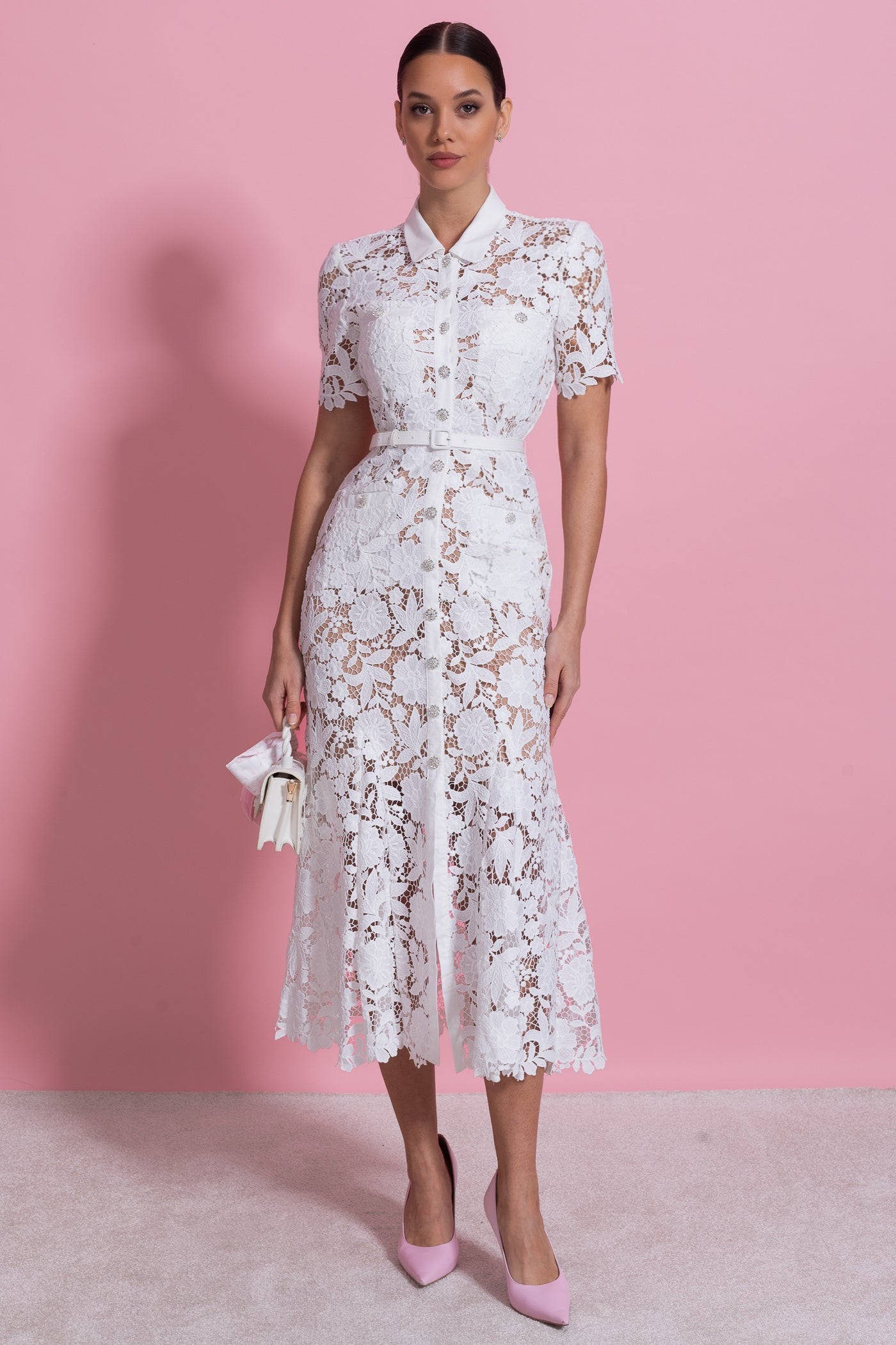Spitzen-Midikleid mit kurzen Ärmeln, Kragen und tailliertem Gürtel - Weiß 