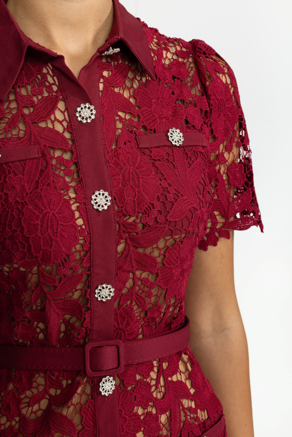 Midi-Hemdblusenkleid aus Guipure-Spitze mit Kristallknöpfen – Weinrot 