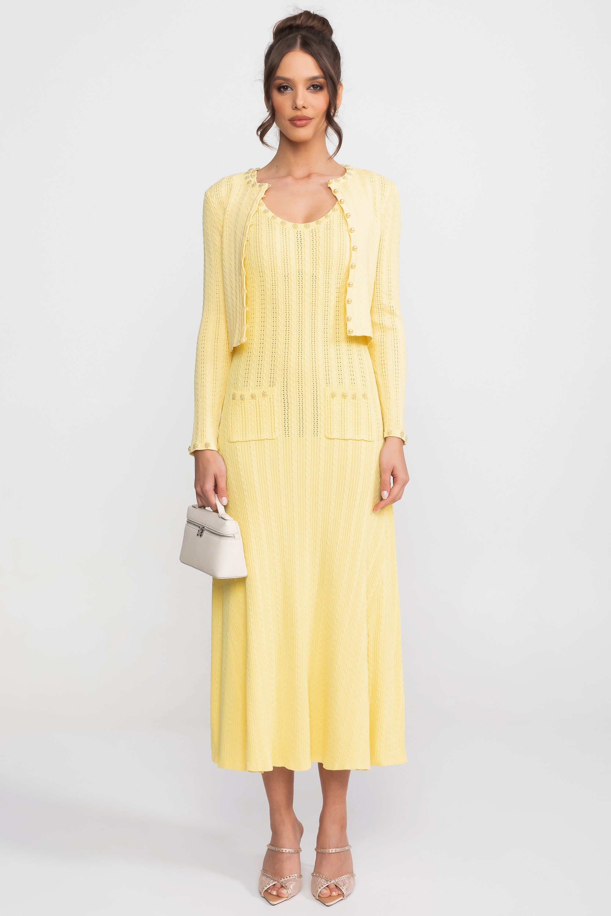 Rippenstrick-Kleid- und Cardigan-Set mit Perlenknopf-Details – Gelb 