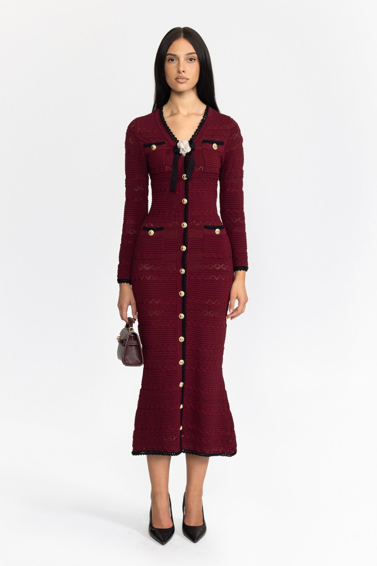 Midikleid aus Strick mit Häkelbesatz, Knopfleiste und Blumenbrosche - Weinrot 