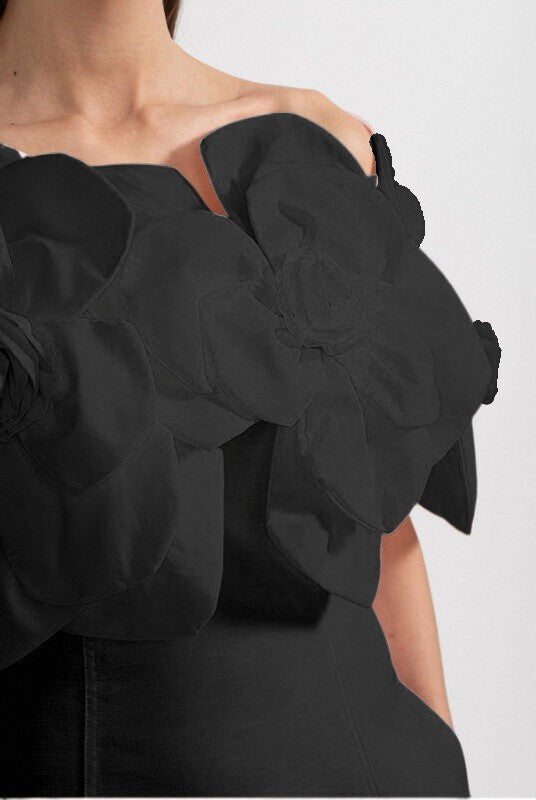 Off-Shoulder-Midikleid mit großen floralen Stoffakzenten – Schwarz 