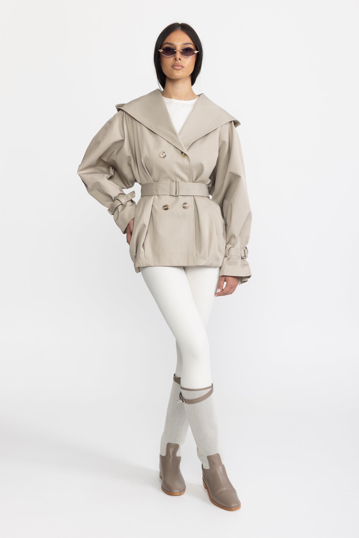 Doppelreihige Trenchjacke mit Kapuze und Gürtel - Stone 