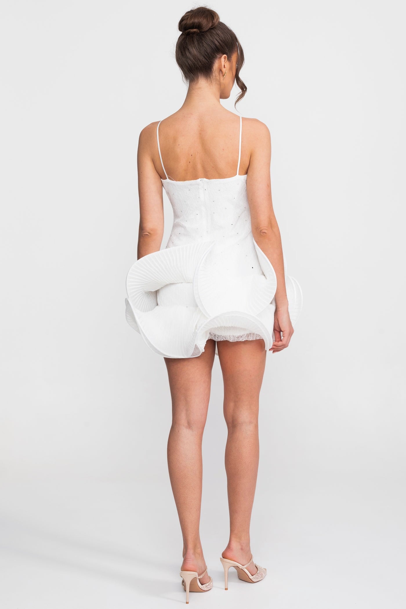 Babydoll-Minikleid mit funkelnden Verzierungen und gerafftem Peplum-Rock - Weiß 
