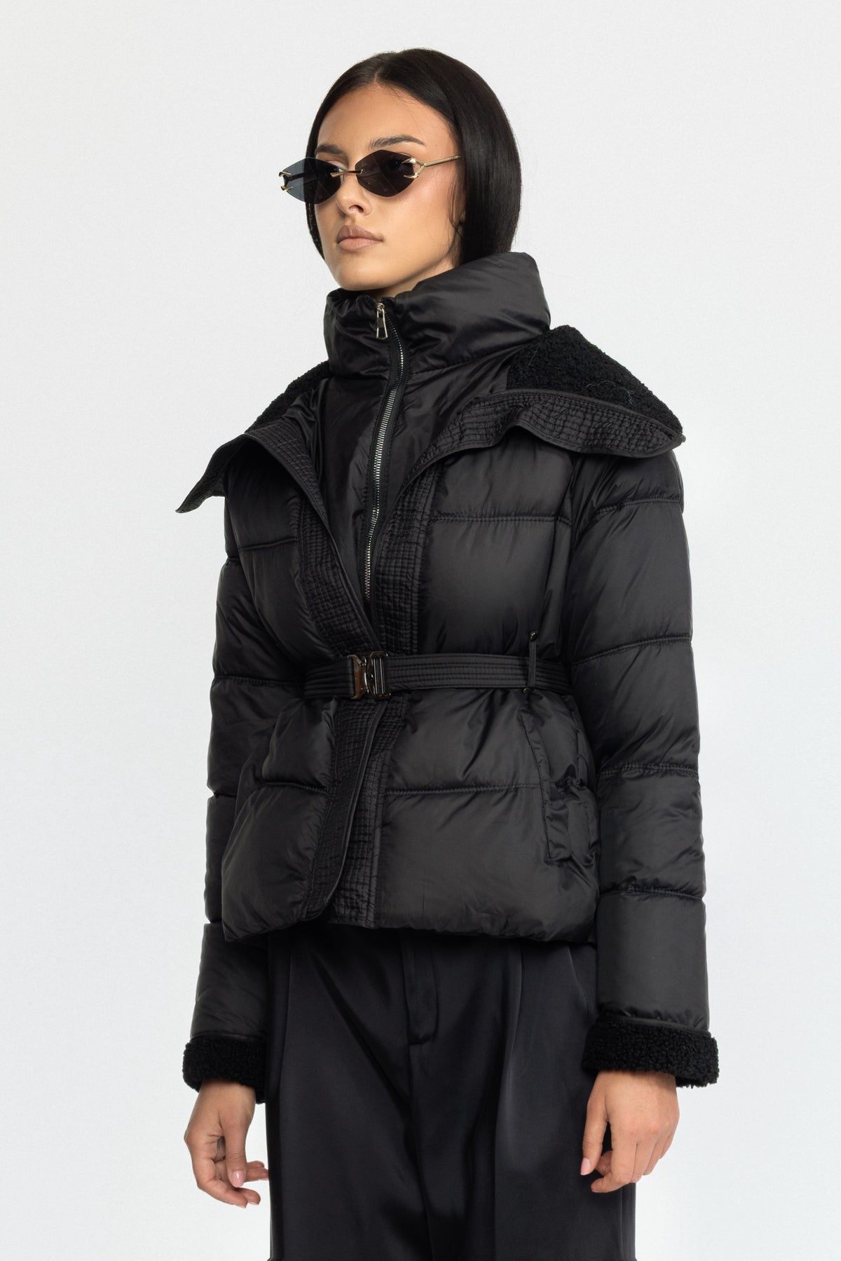 Gesteppte Daunenjacke mit Gürtel und Teddykragen - Schwarz 
