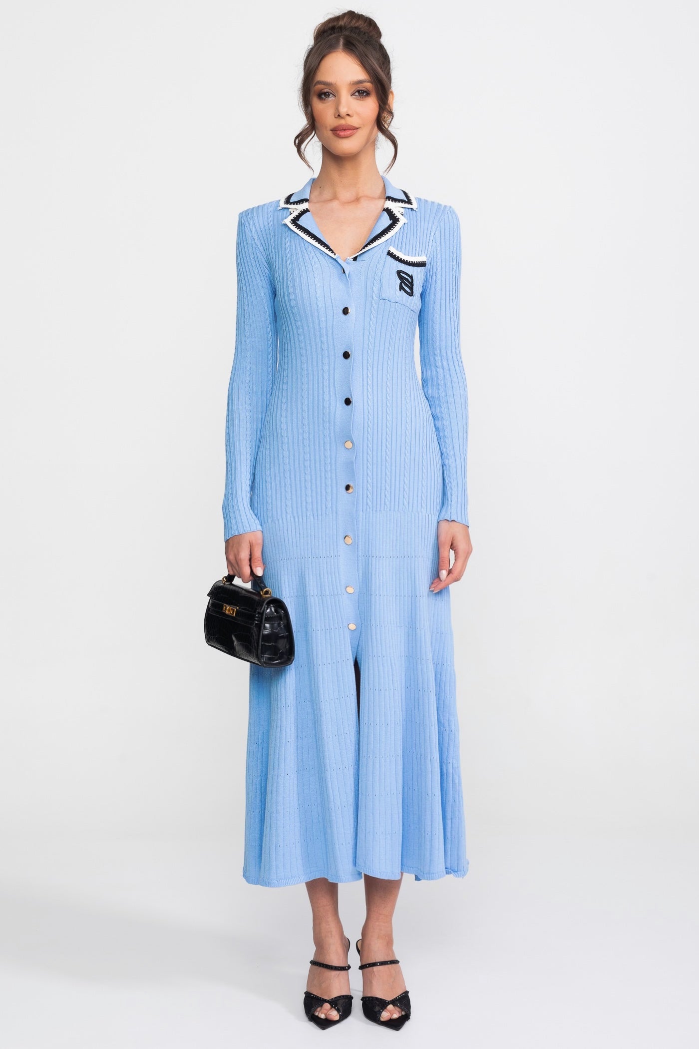 Strick-Midikleid mit langen Ärmeln, Polokragen und Monogramm-Patch – Blau 