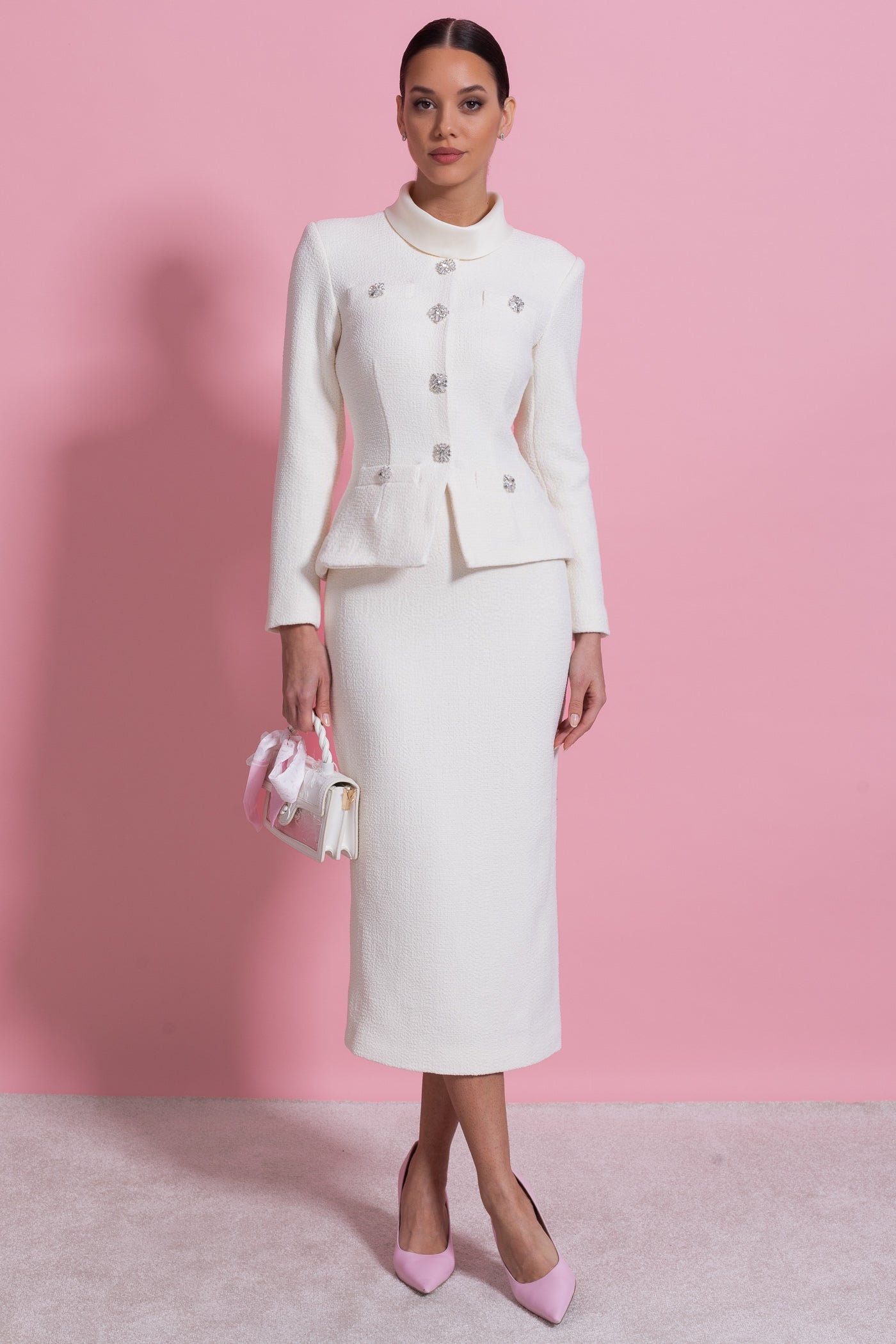 Strukturiertes Co-Ord-Set mit hochgeschlossenem Blazer und Kristallknopf-Detail – Weiß 