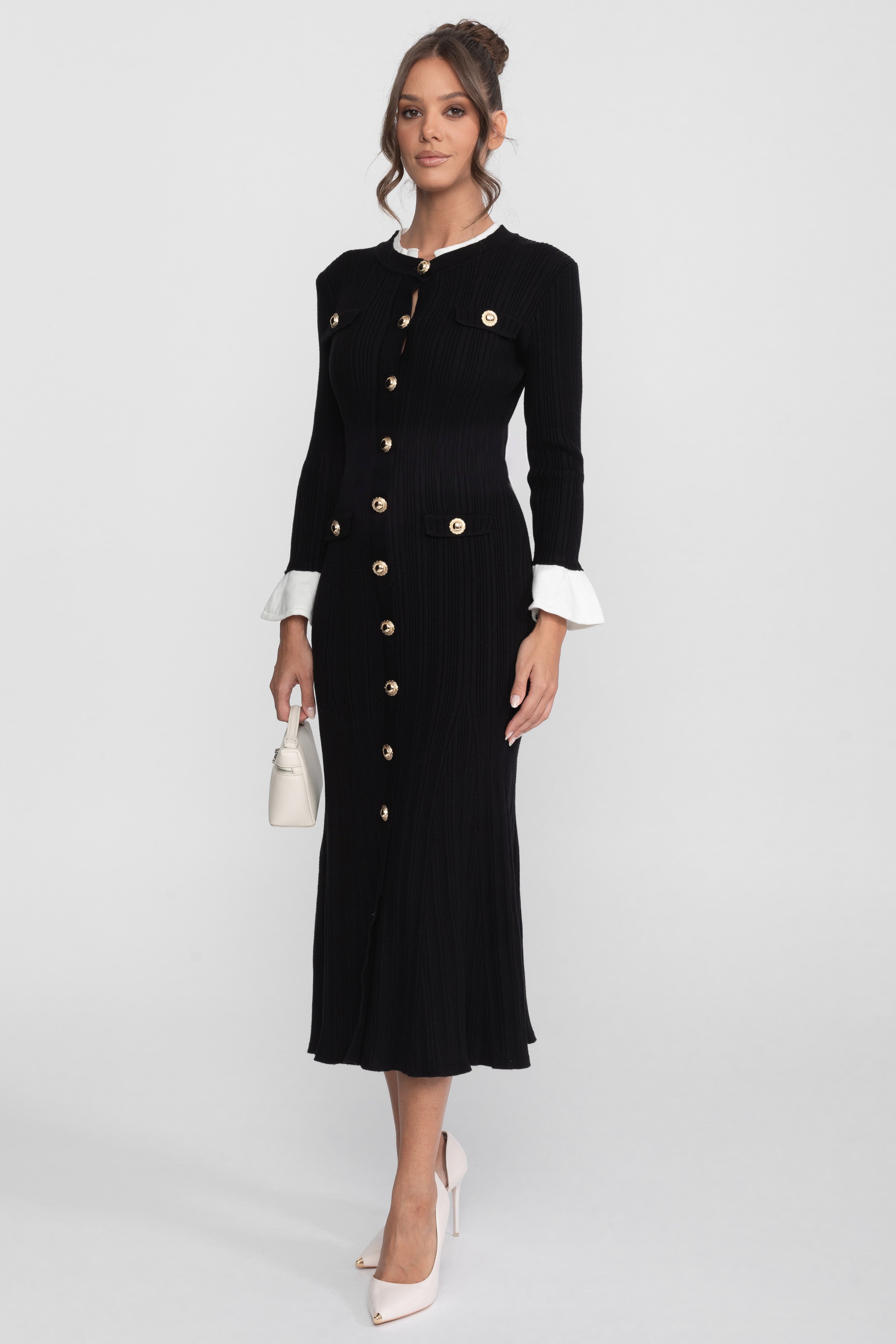Geripptes Strick-Midi-Kleid mit weißen Manschetten und Kragen - Schwarz 
