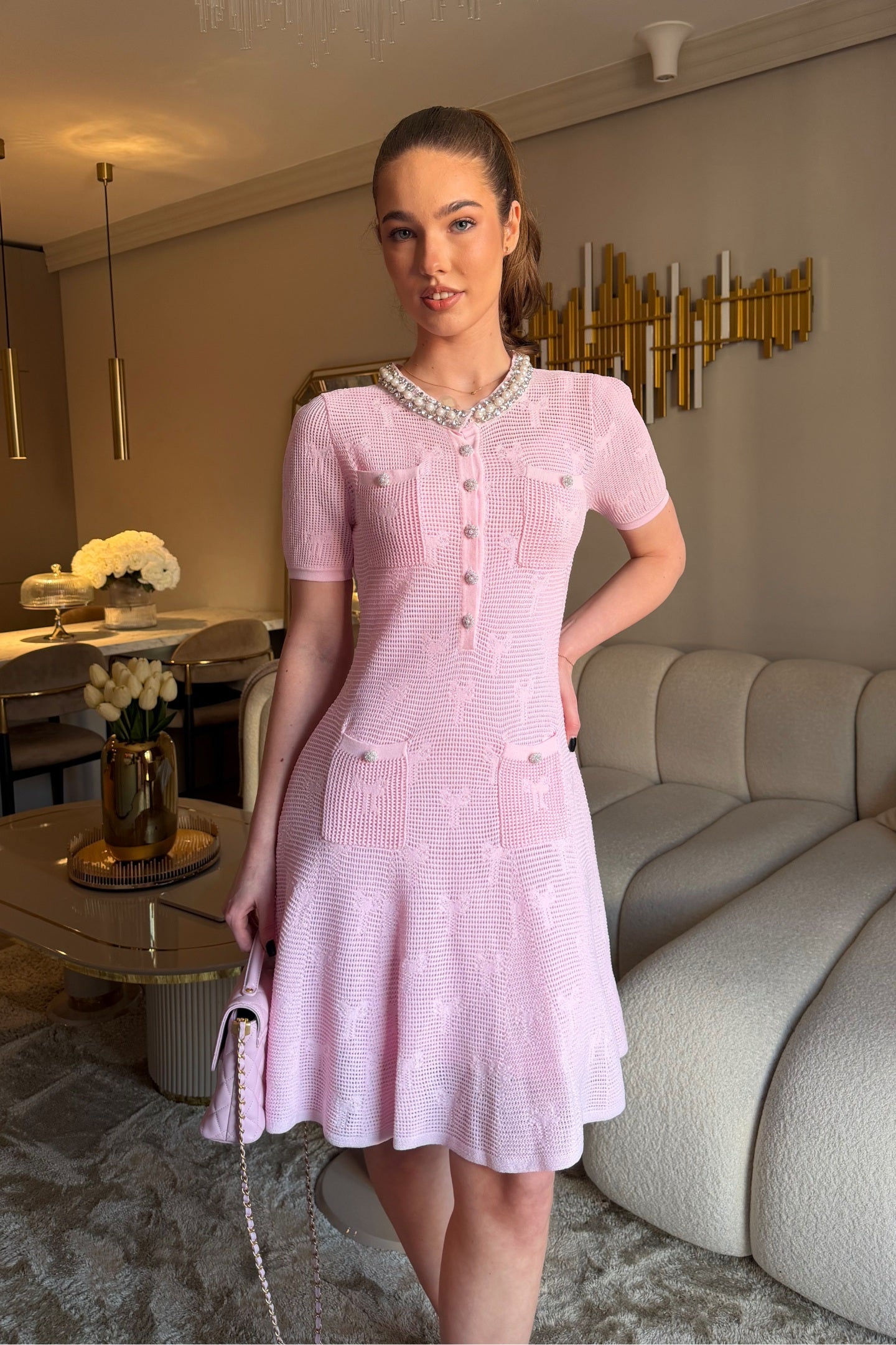 Texturiertes Minikleid mit kurzen Ärmeln, Perlenbesatz am Ausschnitt und Kristallknöpfen - Pink 