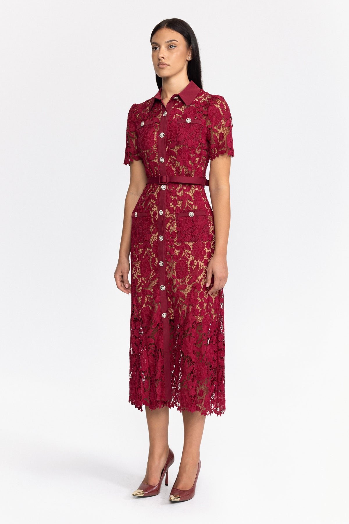 Midi-Hemdblusenkleid aus Guipure-Spitze mit Kristallknöpfen – Weinrot 