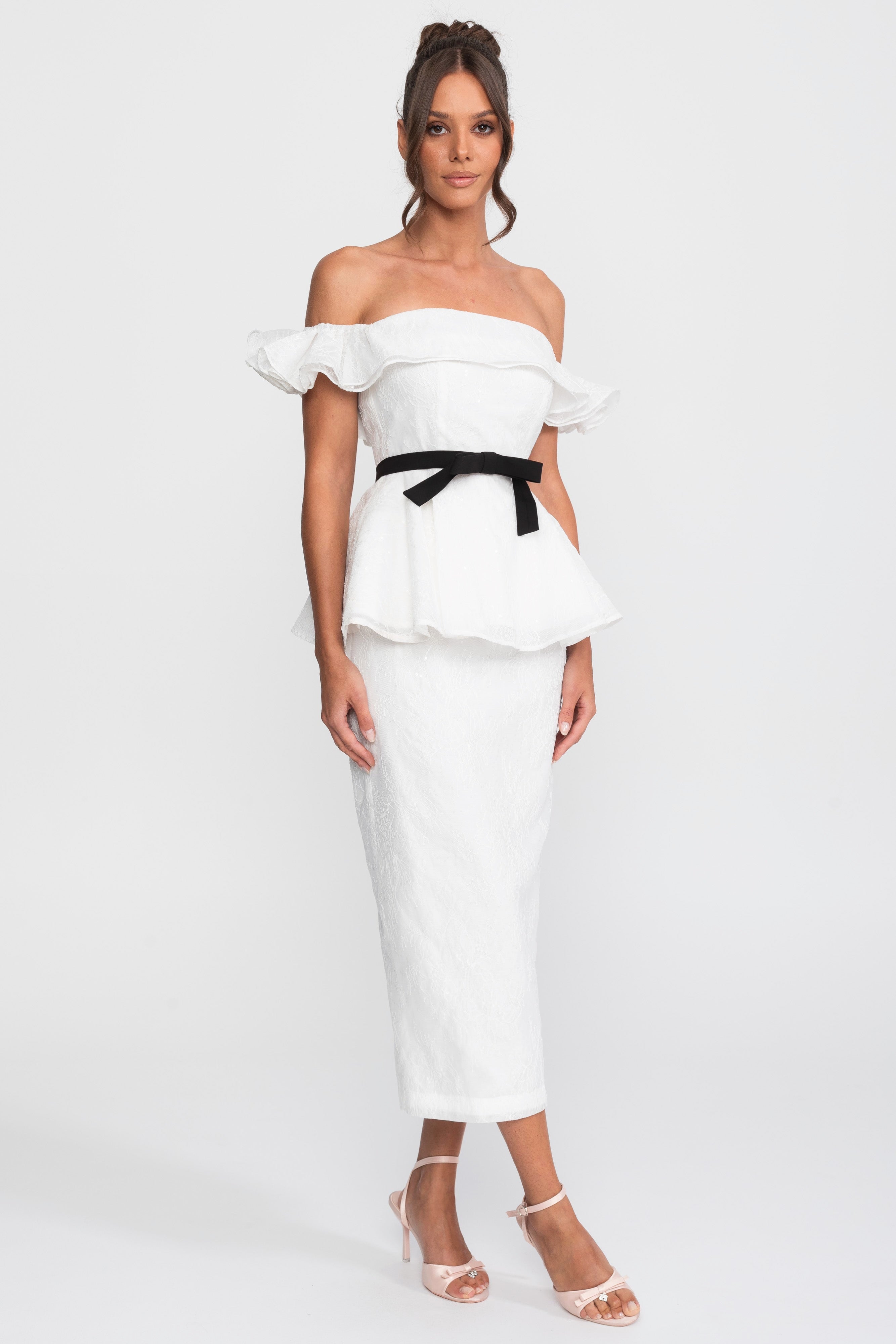 Off-Shoulder-Peplum-Top und Rock-Set mit schwarzem Gürtel aus Band - Weiß 