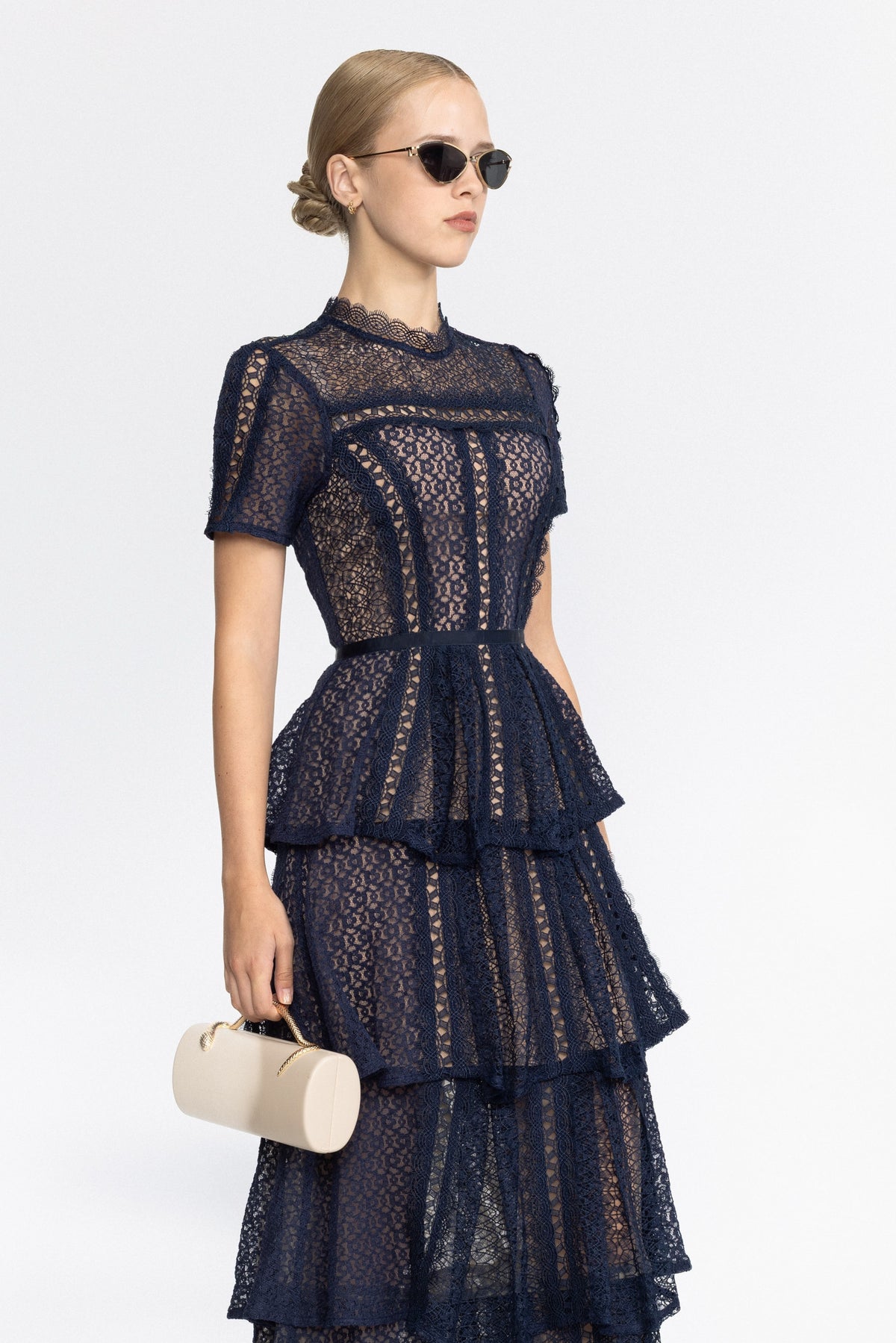 Midi-Kleid aus Spitze mit Stufensaum und Einsätzen – Navy 