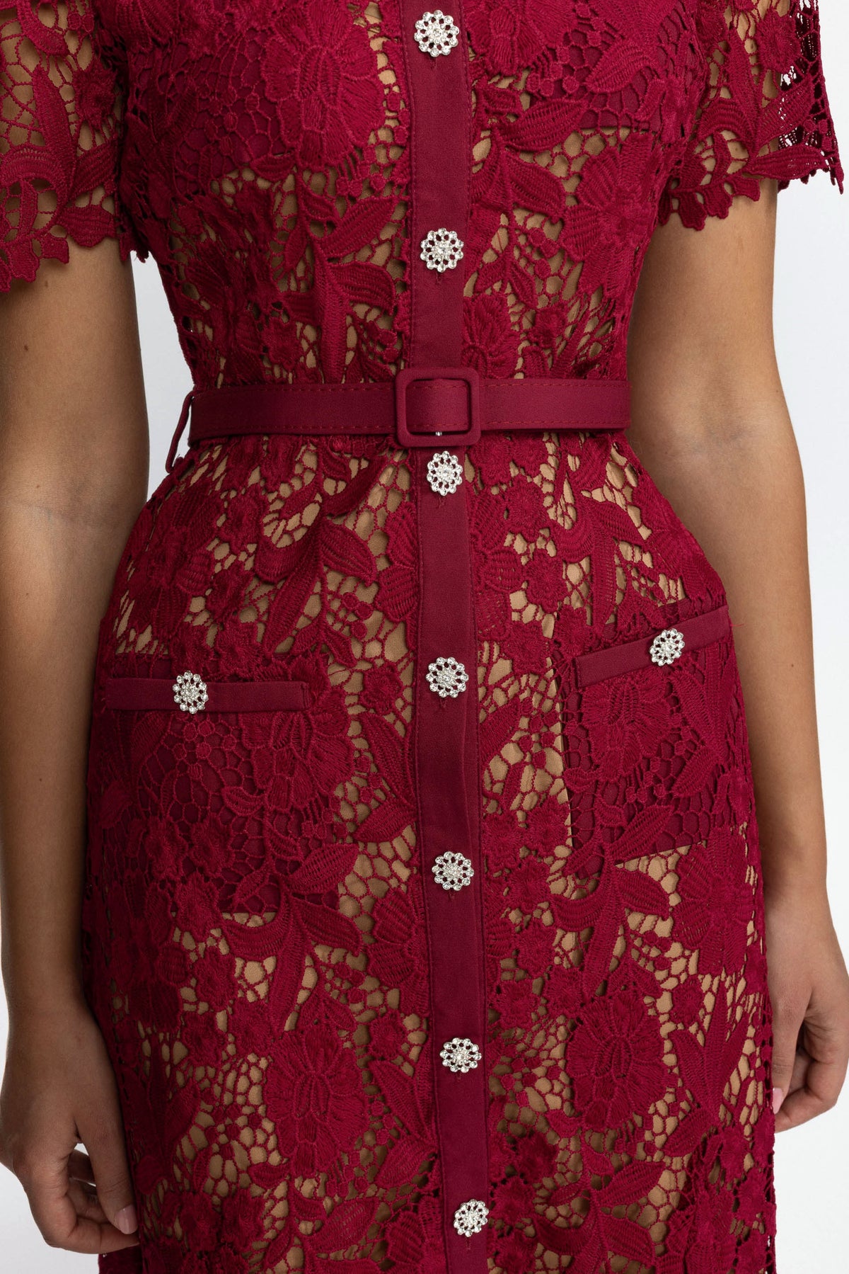 Midi-Hemdblusenkleid aus Guipure-Spitze mit Kristallknöpfen – Weinrot 