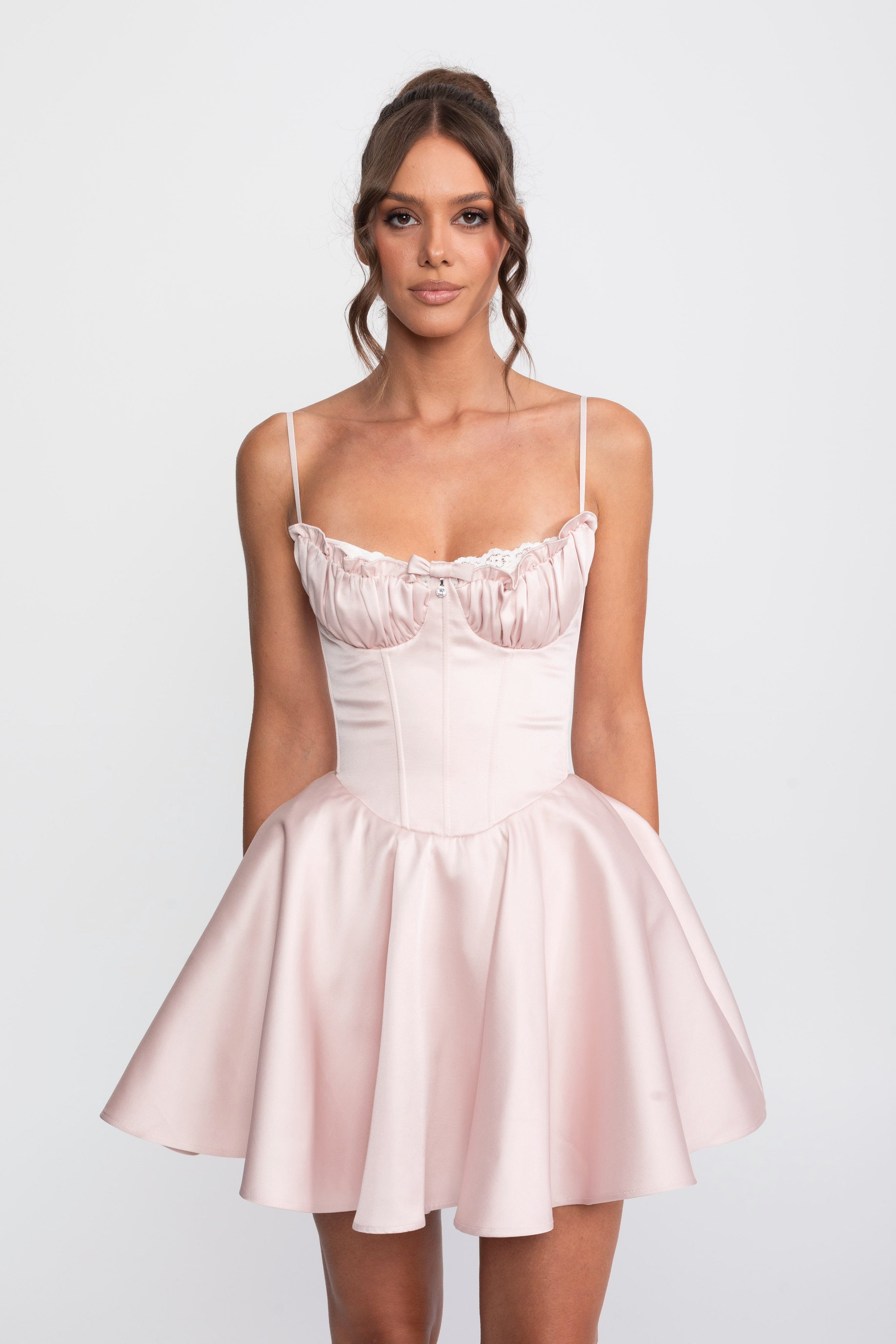 Fit-and-Flare-Kleid mit Herzausschnitt, Rüschen und Spitzenbesatz - Pink 