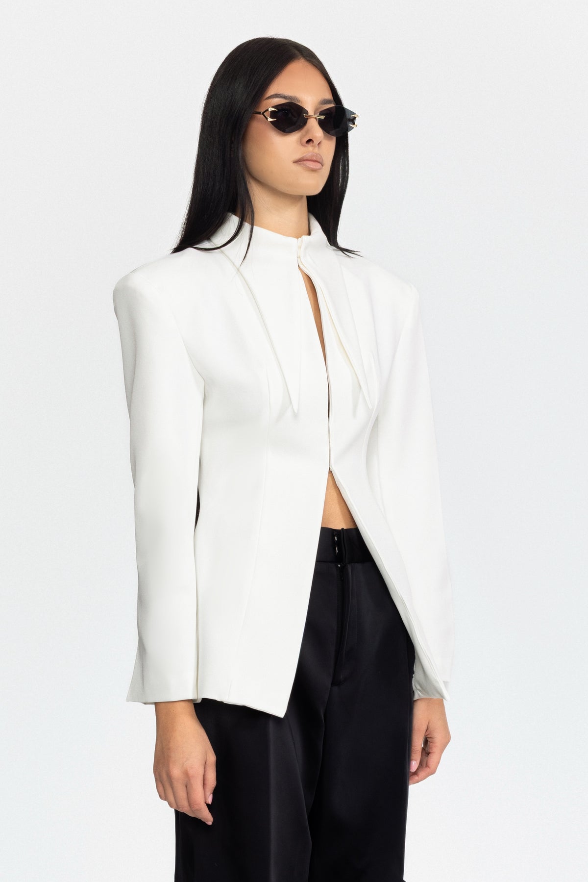 Taillierter Blazer mit spitzem Kragen und Hakenverschluss vorn – Weiß 