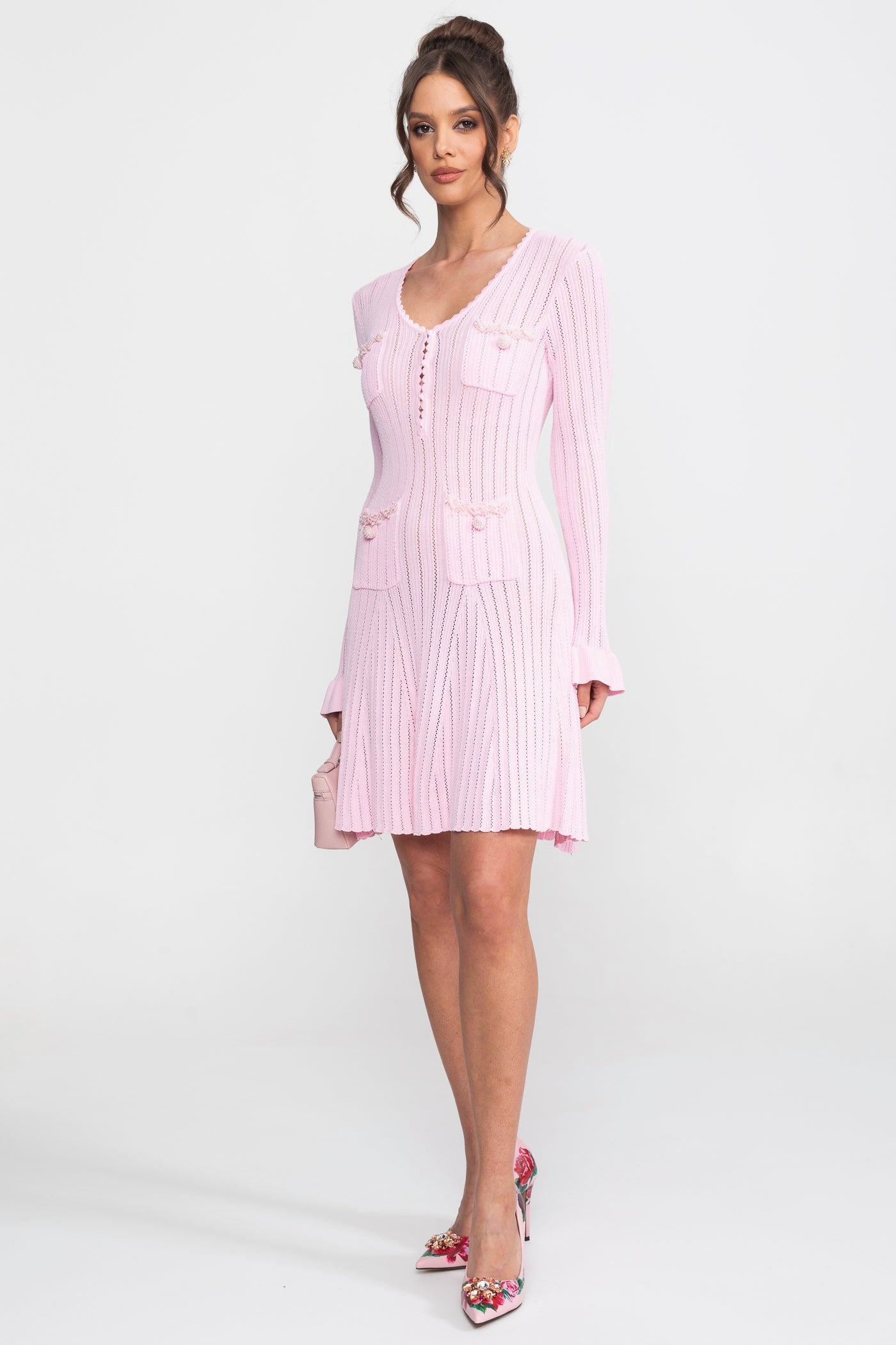 Mini-Strickkleid mit Scallop-Ausschnitt und Rüschenmanschetten - Pink 