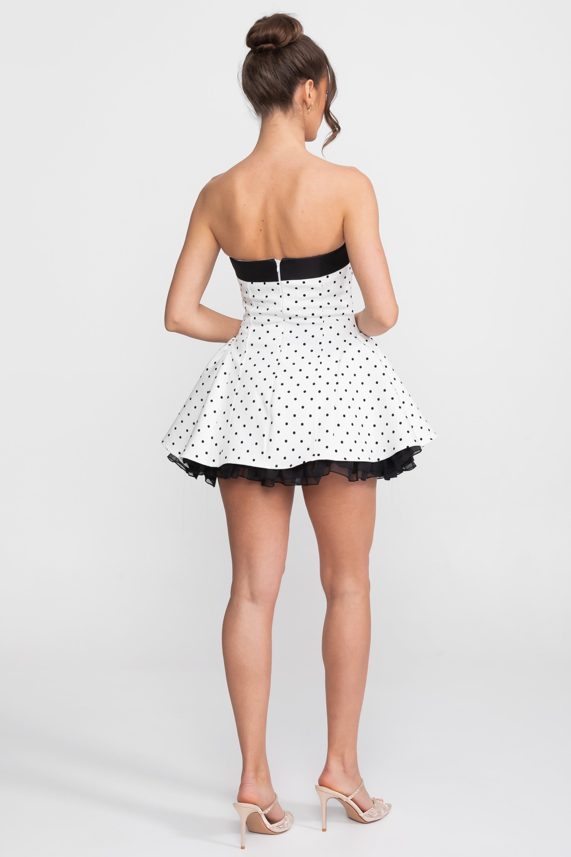 Trägerloses Velvet-Minikleid mit Satin-Schleife und Rüschensaum - Weiß 