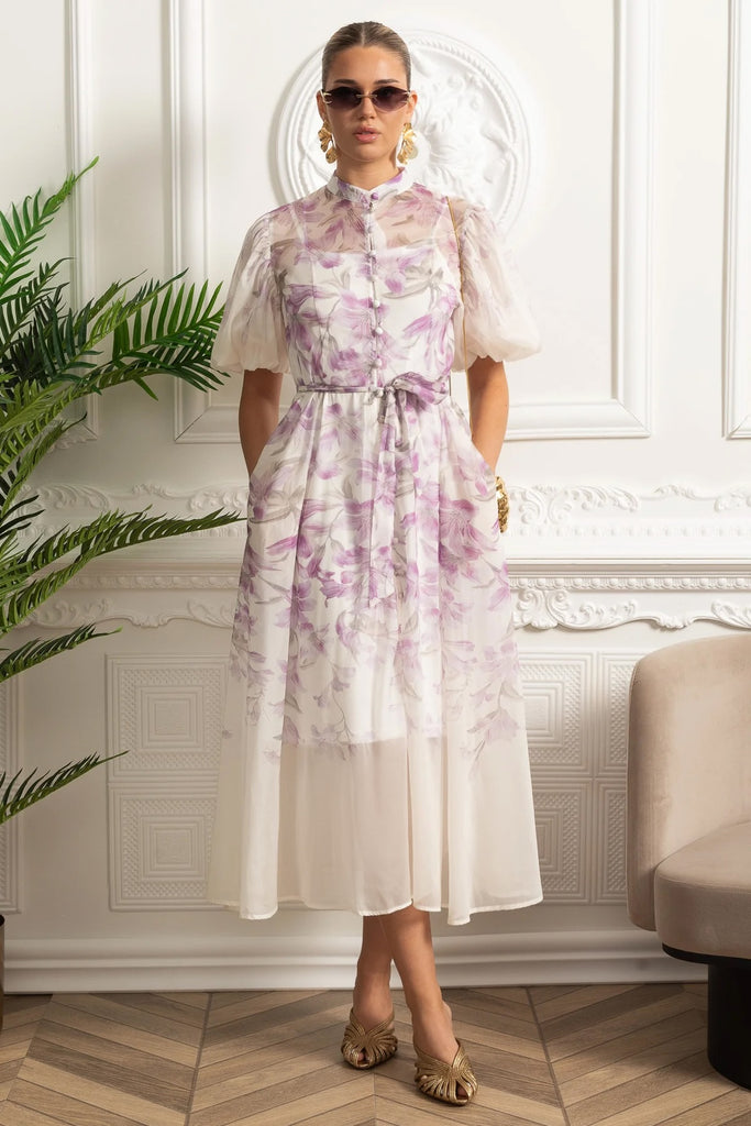Transparentes Midikleid aus Seide mit botanischem Motiv und Bindegürtel - Weiß/Lila 