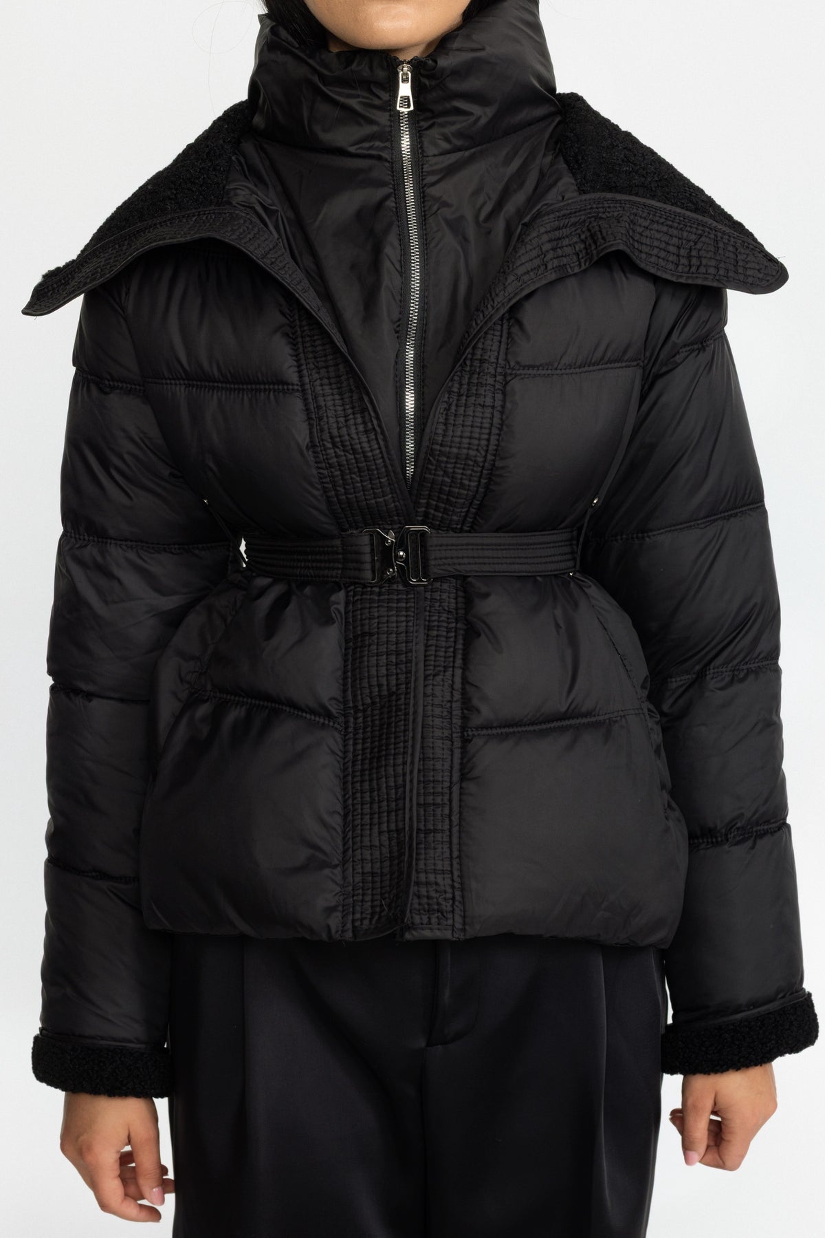 Gesteppte Daunenjacke mit Gürtel und Teddykragen - Schwarz 