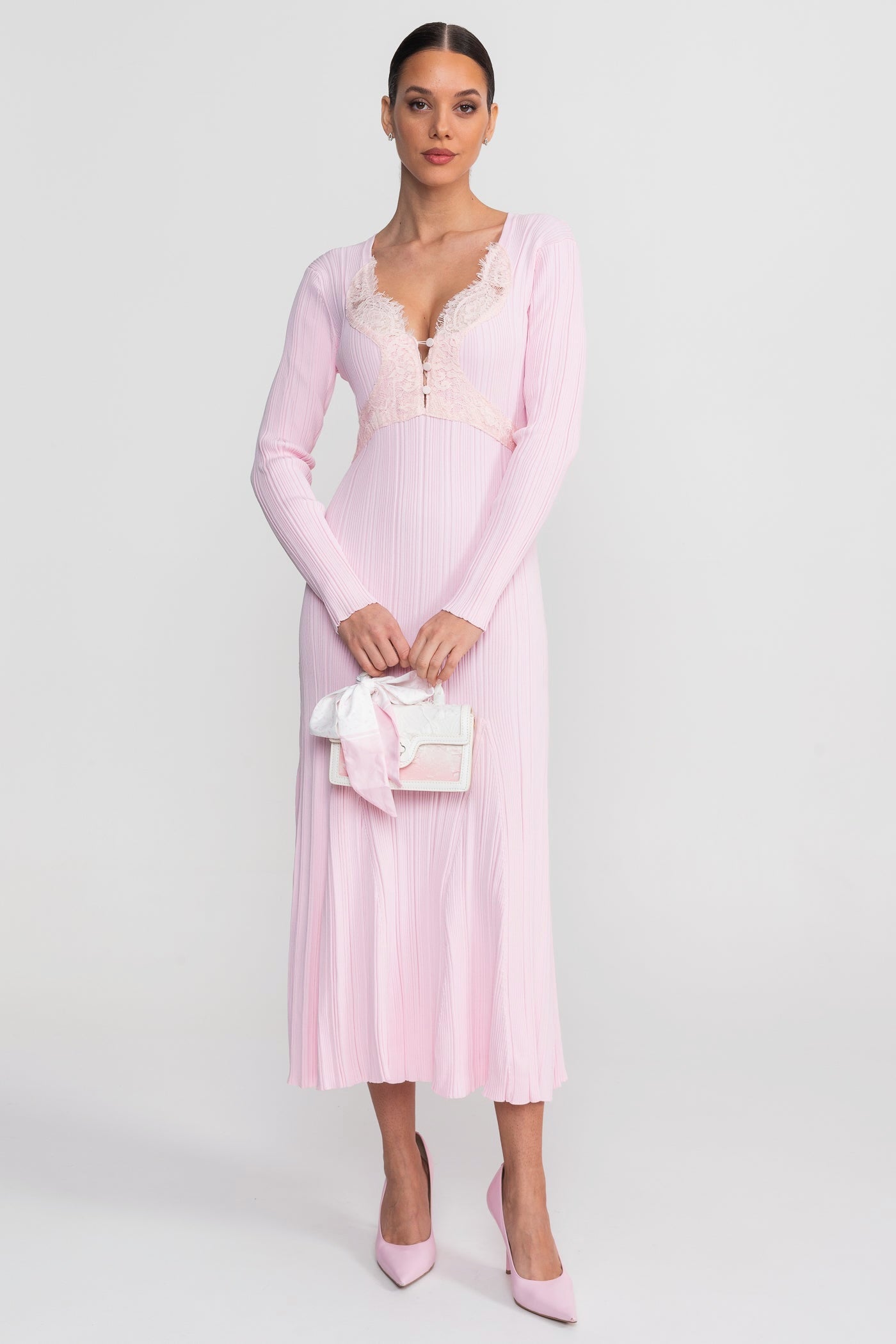 Geripptes Midi-Kleid mit langen Ärmeln und V-Ausschnitt mit Spitzenbesatz - Baby Pink 