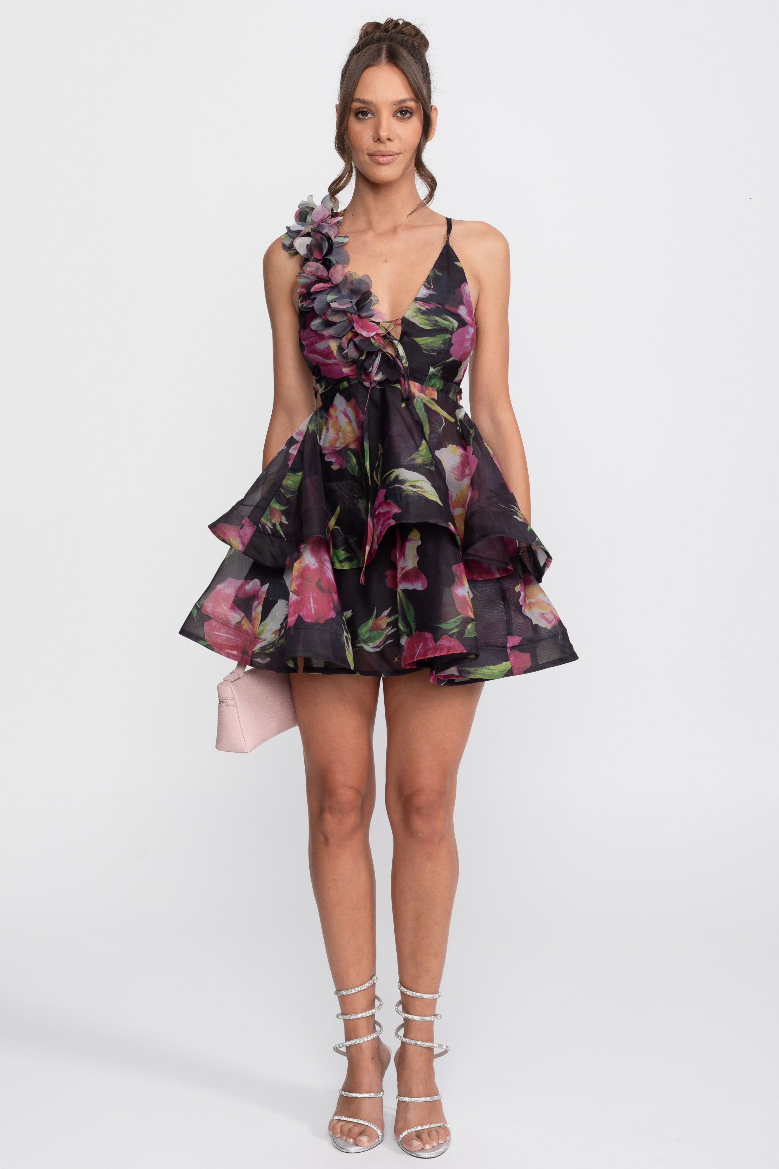 Mini-Kleid mit Blumenprint und Stufen, mit gerafftem Schulterträger – Schwarz 