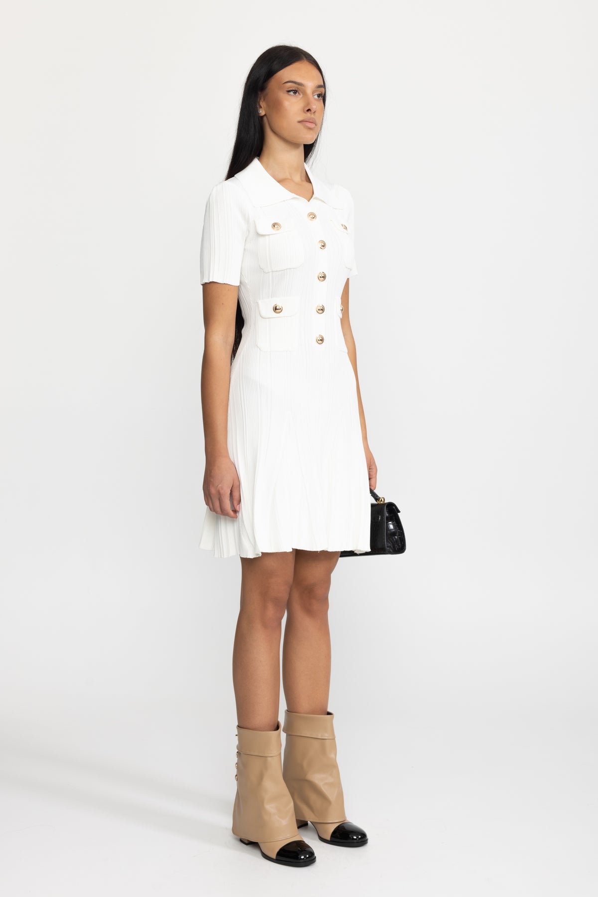 Geripptes Mini-Strickkleid mit Polokragen und Goldknöpfen - Weiß 