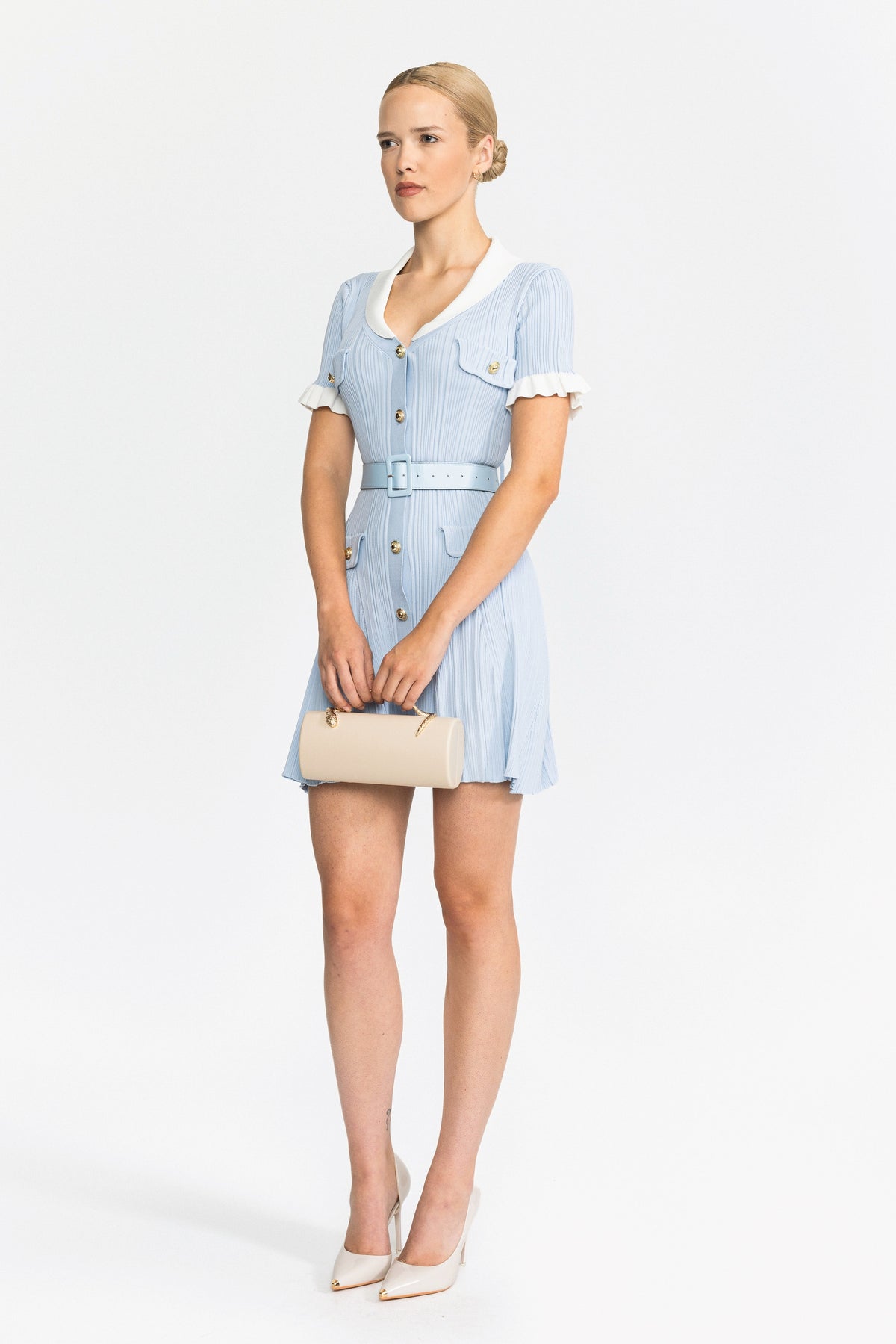 Geripptes Strick-Minikleid mit Kontrastkragen und Gürtel - Hellblau 