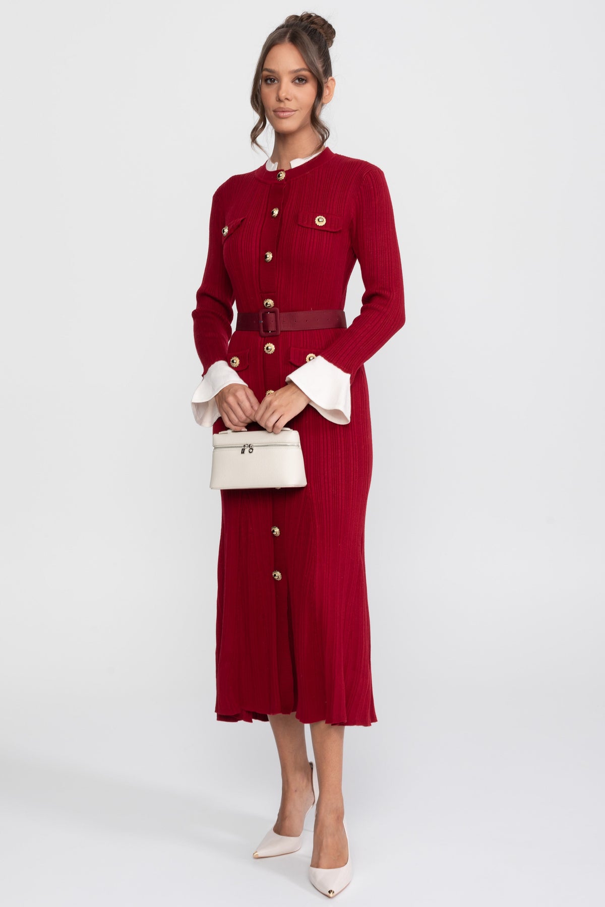 Geripptes Strick-Midi-Kleid mit Gürtel, weißen Manschetten und weißem Kragen - Burgunderrot 