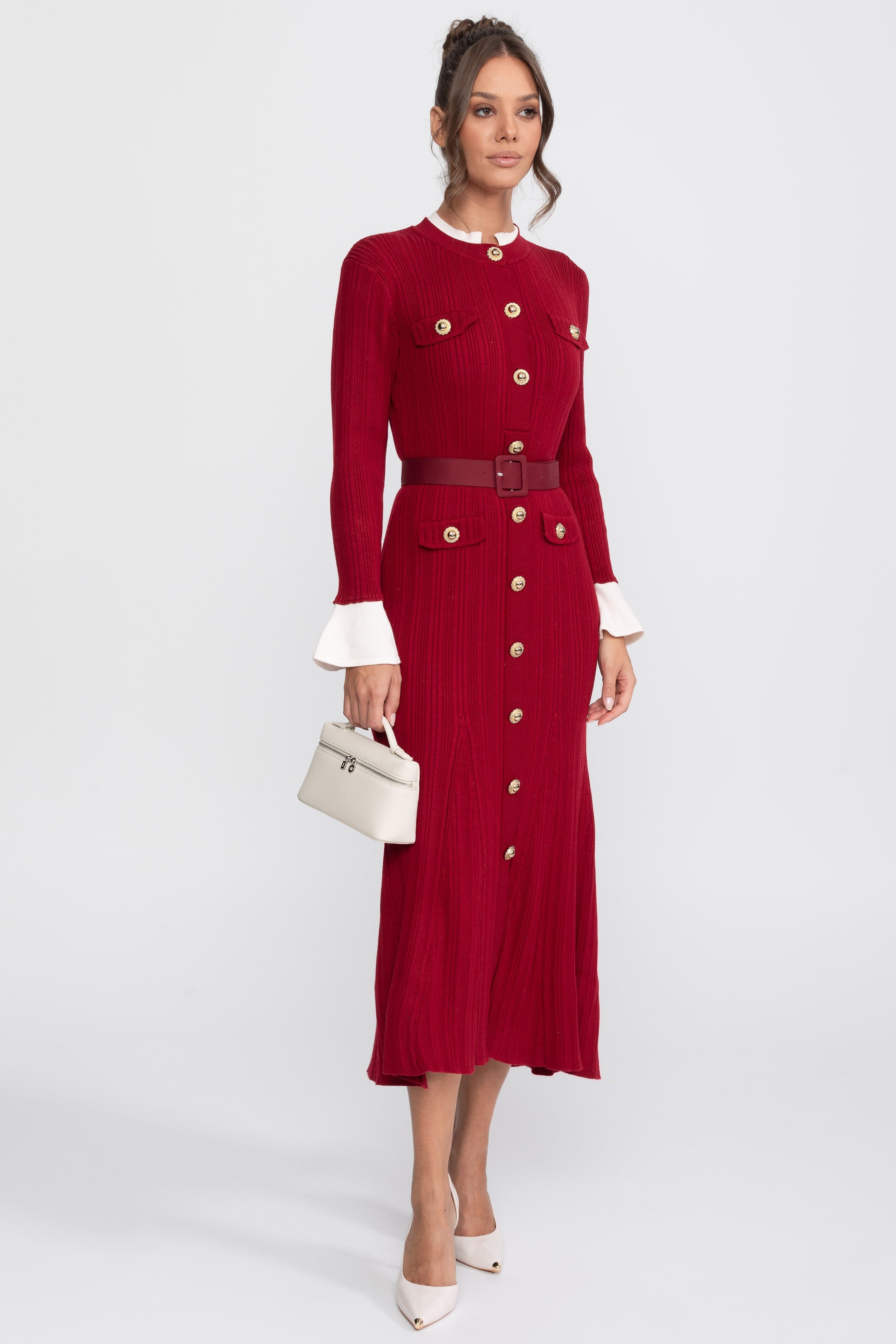 Geripptes Strick-Midi-Kleid mit Gürtel, weißen Manschetten und weißem Kragen - Burgunderrot 