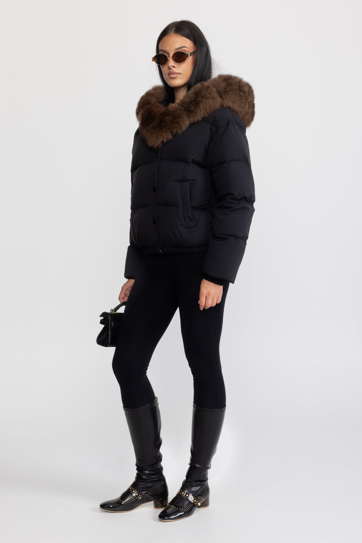 Daunen-Pufferjacke in Cropped-Länge mit Kapuze aus Fuchspelz - Schwarz 