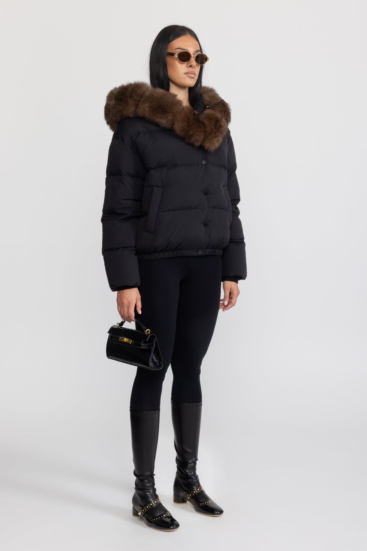 Daunen-Pufferjacke in Cropped-Länge mit Kapuze aus Fuchspelz - Schwarz 