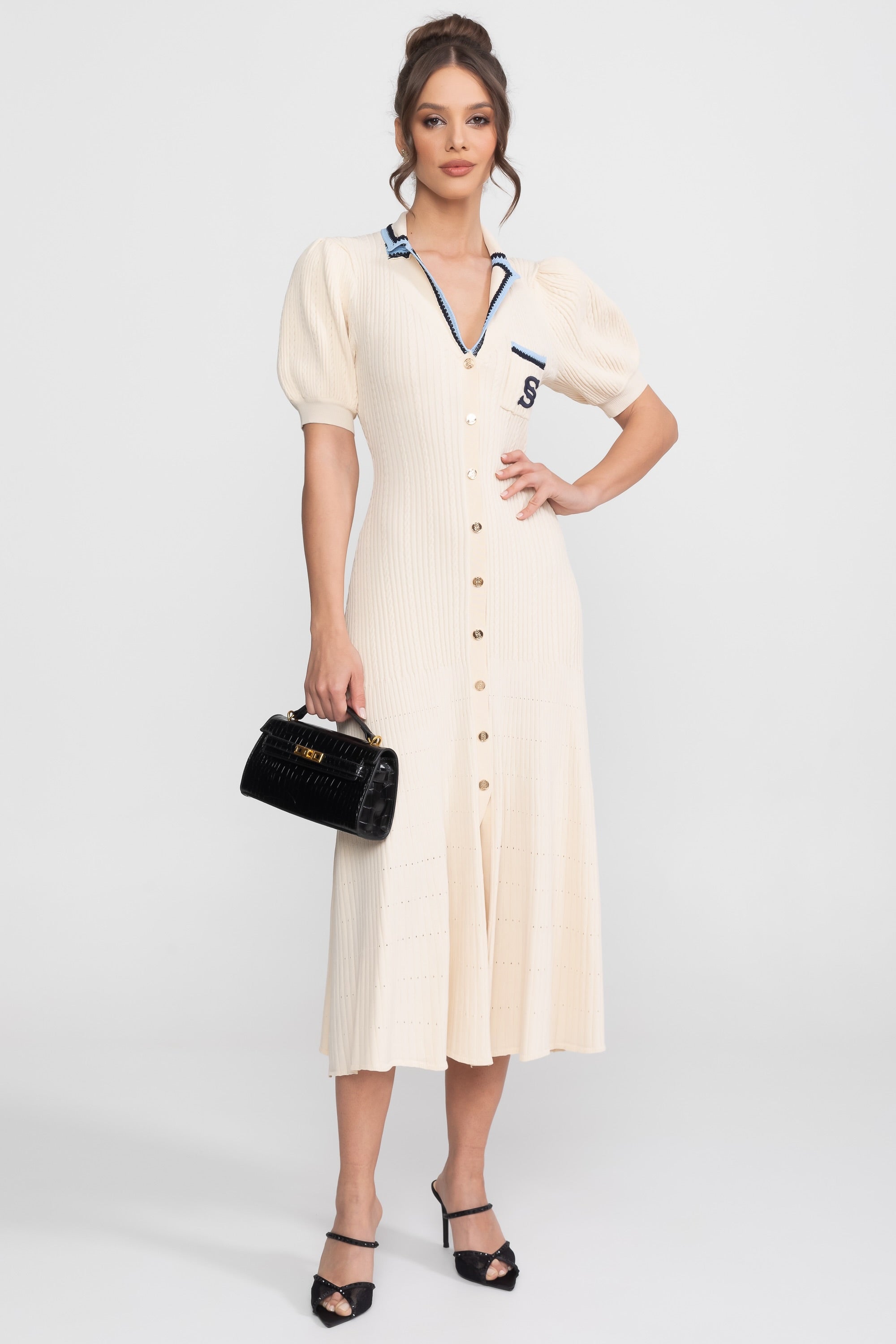 Strick-Midi-Kleid mit kurzen Ärmeln, Polokragen und Monogramm-Patch - Creme 