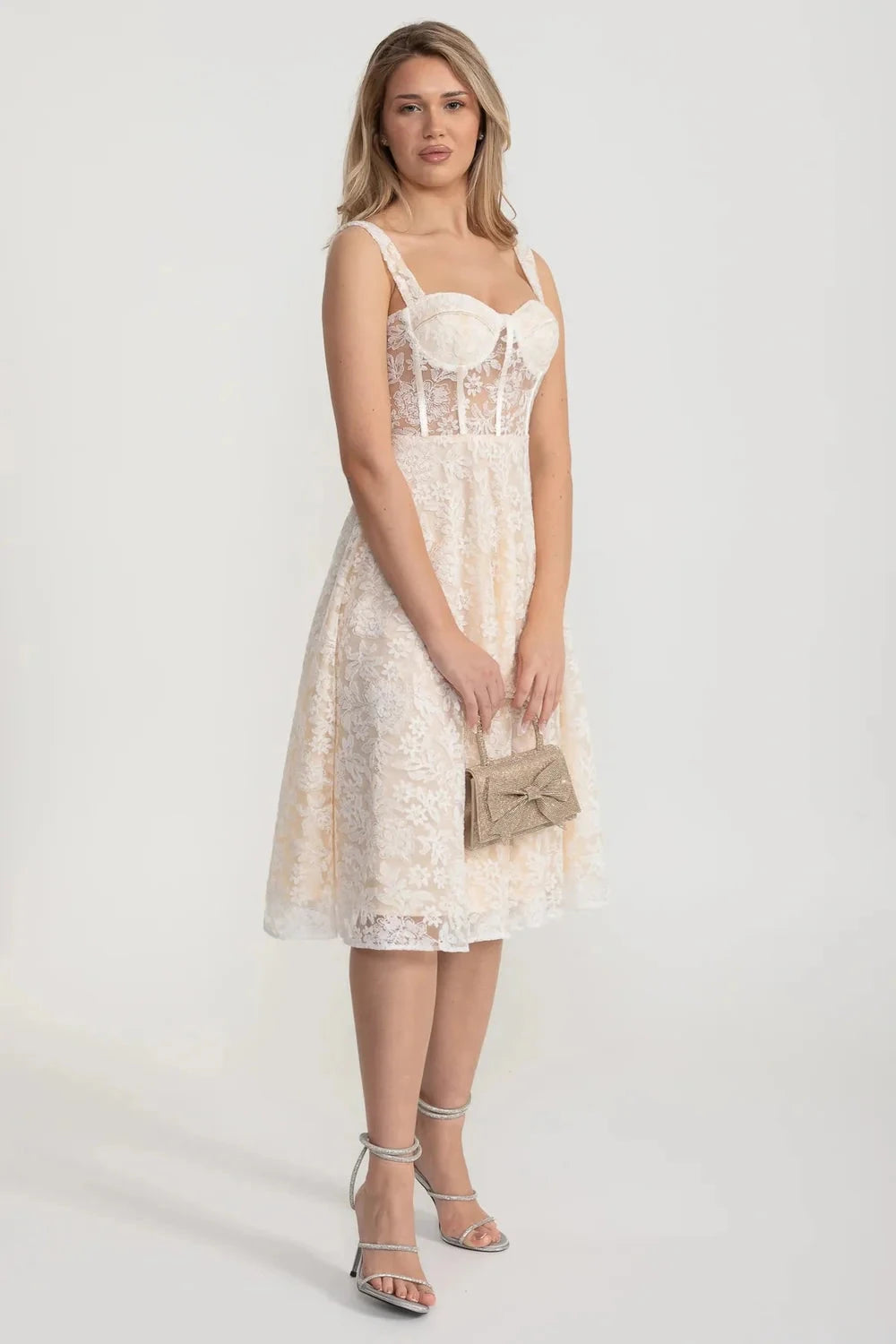 Elegant Lace Dress With Fitted Bodice And Delicate Floral Patterns - Ivoire