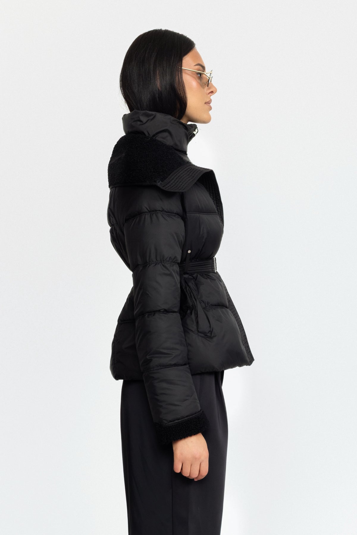 Gesteppte Daunenjacke mit Gürtel und Teddykragen - Schwarz 