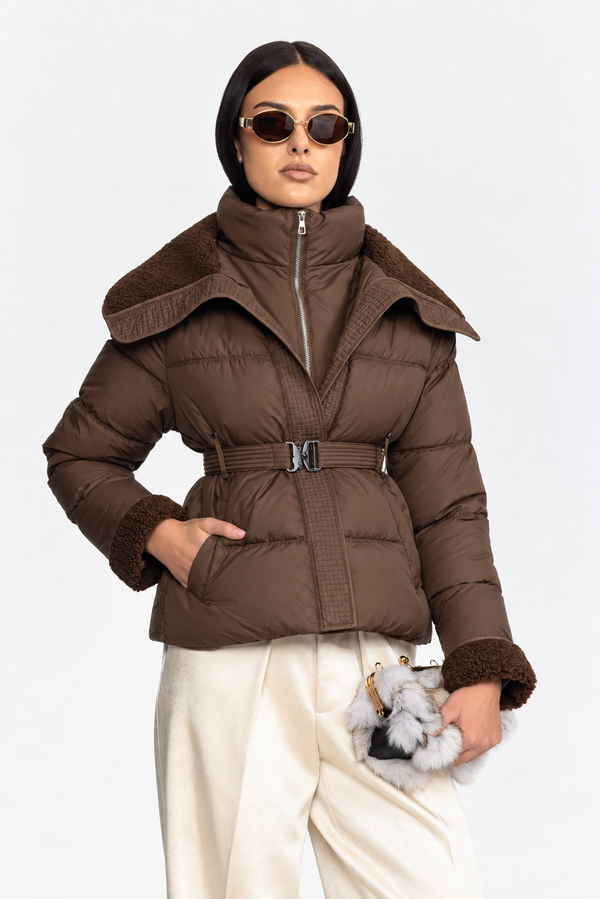 Gesteppte Daunenjacke mit Gürtel und Teddykragen - Coffee 