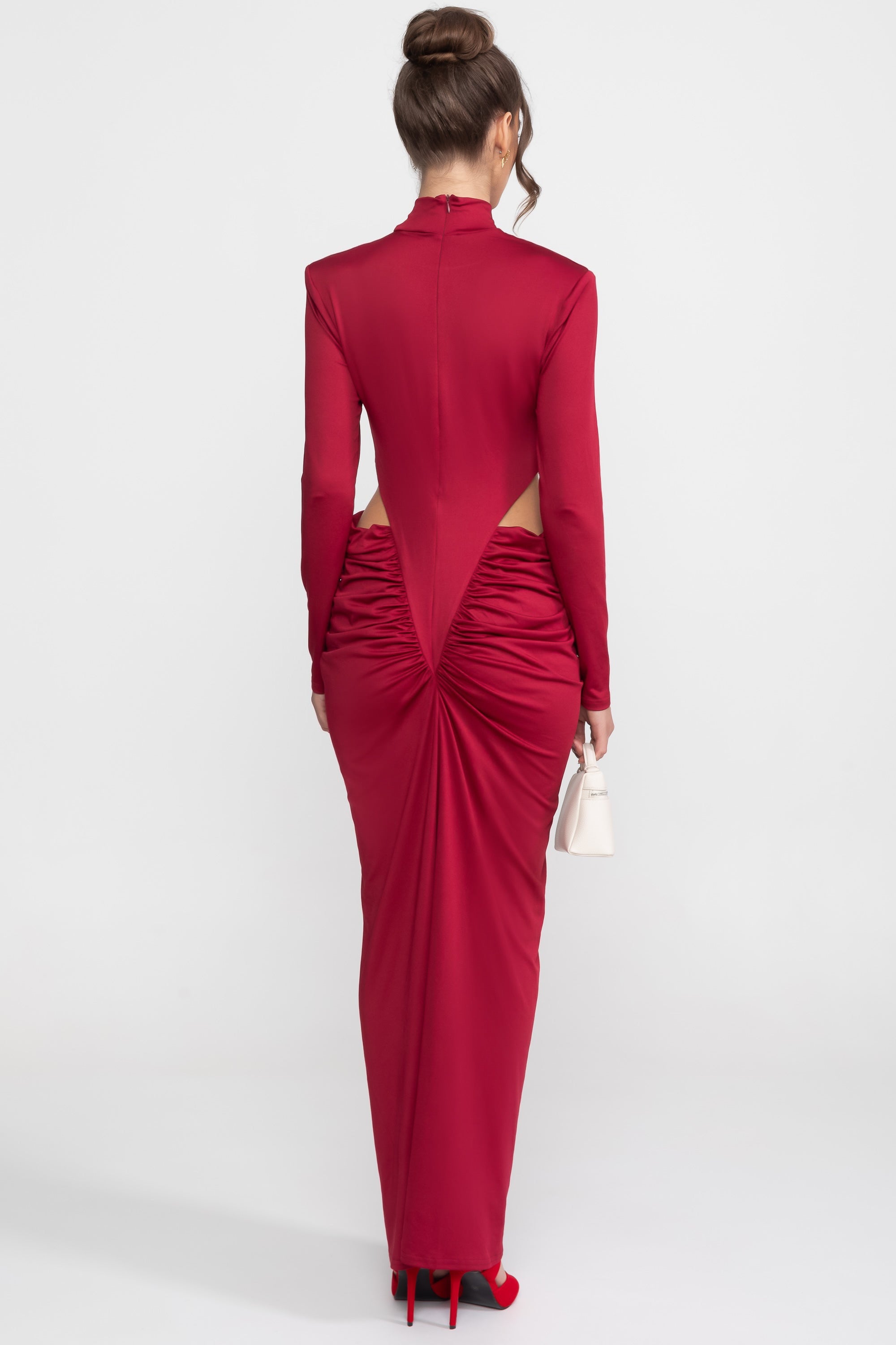 Maxikleid mit hohem Kragen, langen Ärmeln und Cut-out-Detail an der Taille - Rot 