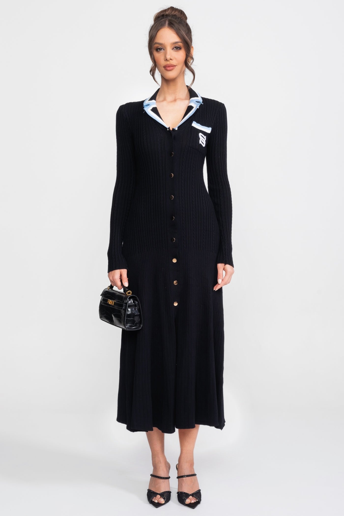 Langärmeliges Strick-Midikleid mit Polokragen und Monogramm-Patch - Schwarz 