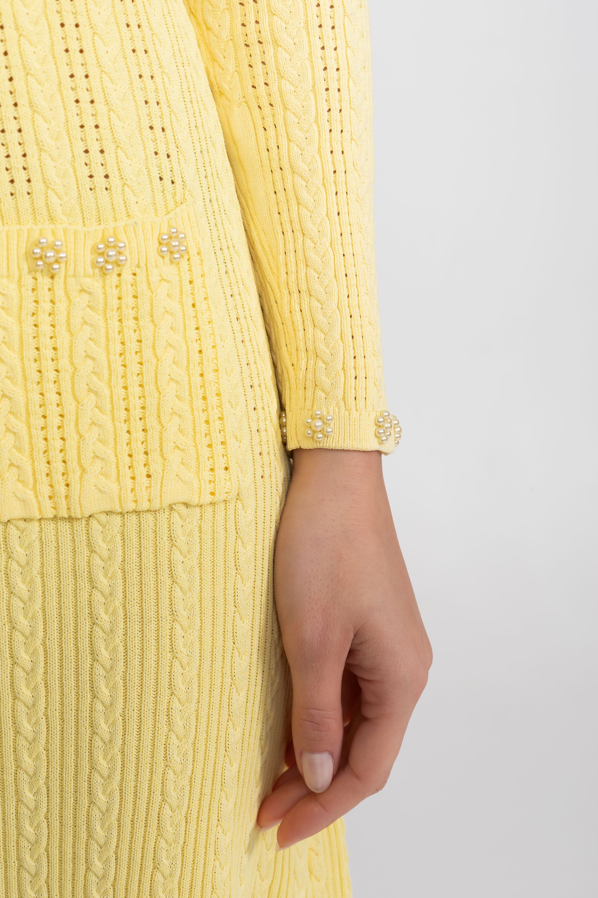 Rippenstrick-Kleid- und Cardigan-Set mit Perlenknopf-Details – Gelb 