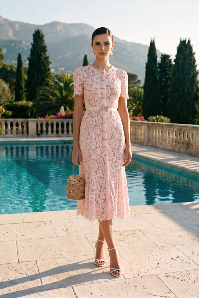 Elegantes, figurbetontes Kleid aus floraler Spitze mit Knopfdetail und gewelltem Saum - Blush Pink 