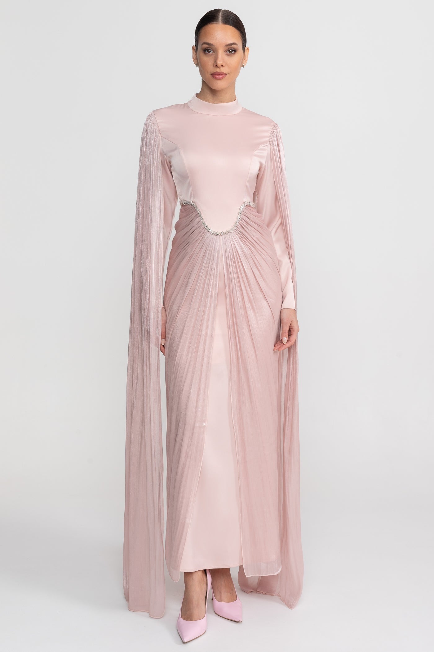 Maxikleid mit langen Ärmeln, drapiertem Überwurf und Kristallbesatz an der Taille - Blush Pink 