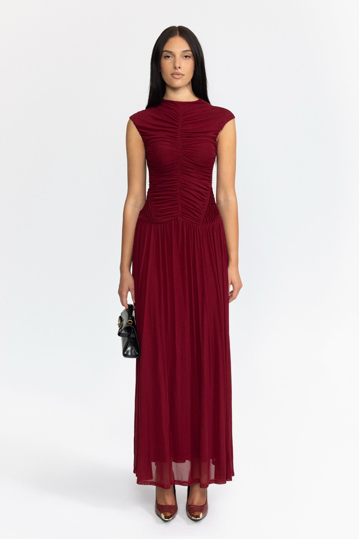 Maxikleid aus gerafftem Mesh mit tief sitzender Taille – Weinrot 