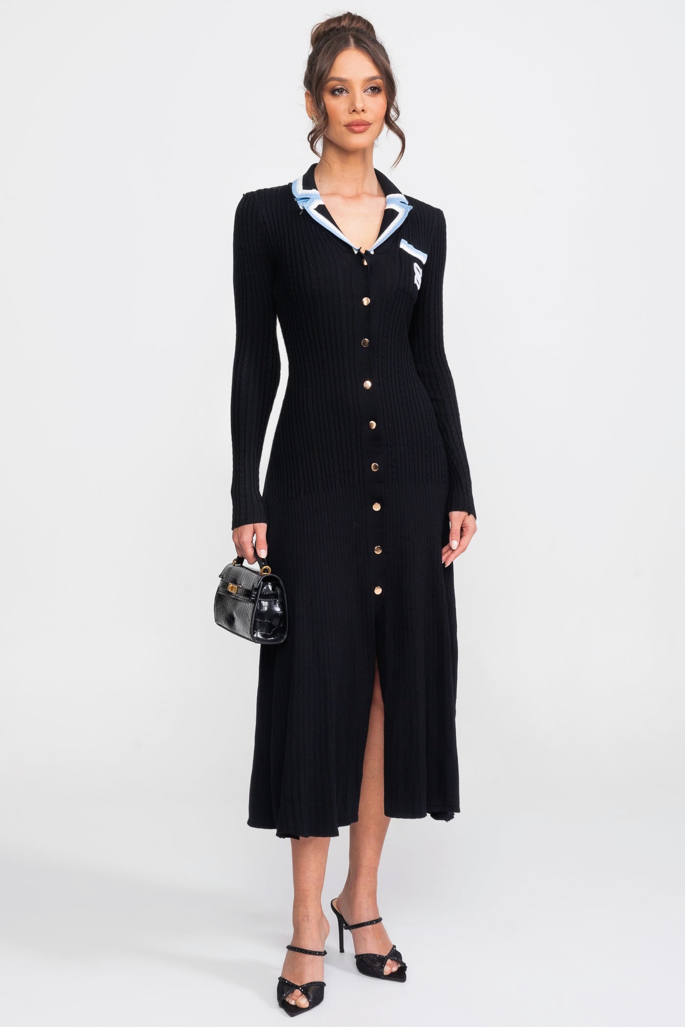 Langärmeliges Strick-Midikleid mit Polokragen und Monogramm-Patch - Schwarz 